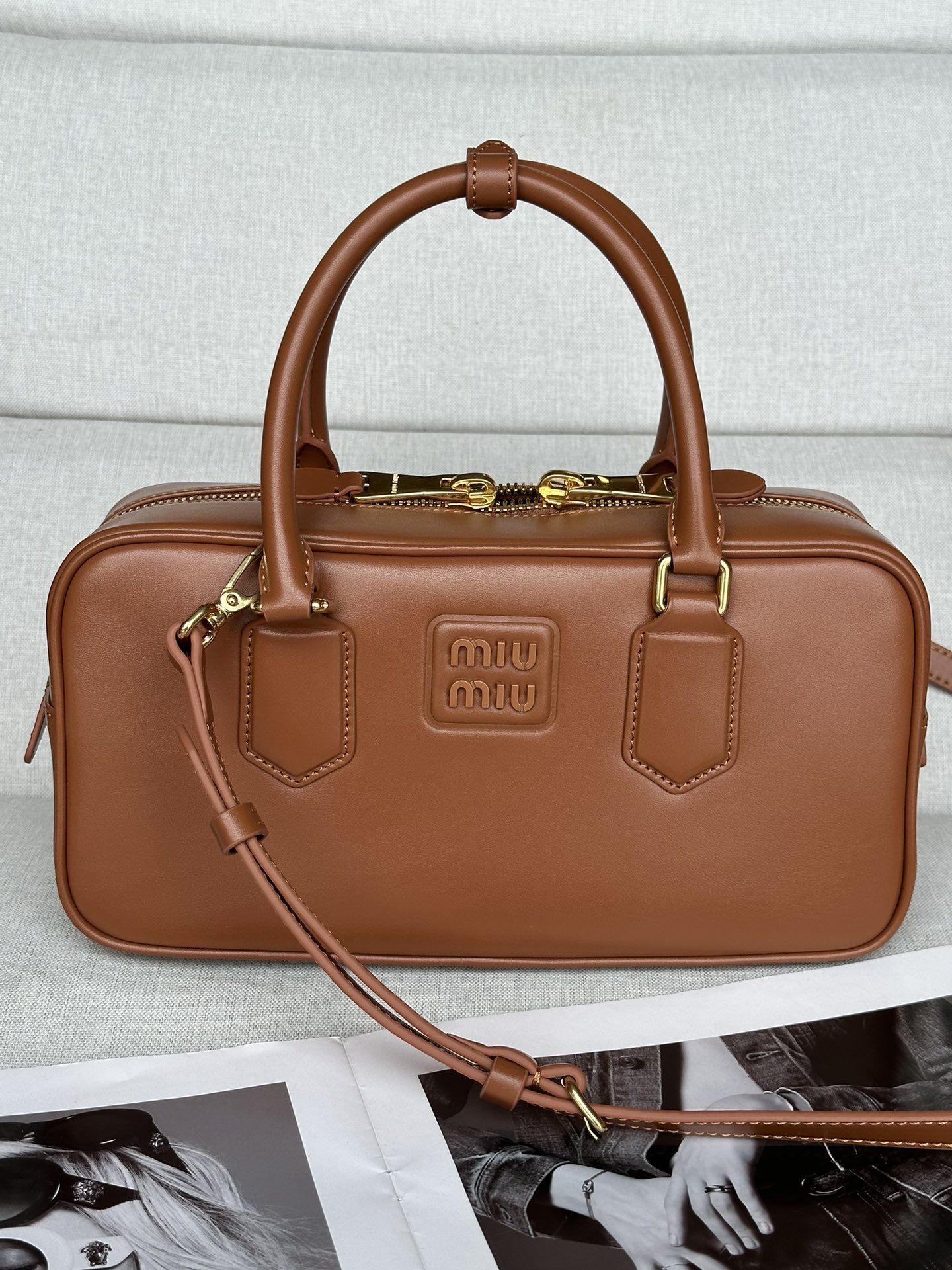 NO:202003,Original leather Bc148, M Home's new bowling bag is absolutely popular this year, top imported calf leather, Miu Home's unique style Matelasse pattern, exquisite three-dimensional and stylish body, front lettering logo echoes the leather color, removable and adjustable leather long shoulder straps, cotton satin lining, zippered pockets, the same style as many celebrity internet celebrities, size 27X12X9Cm, with original packaging, MIUMIU, miumiu, cowhide19860909原厂皮 Bc148,M家新款保龄球包包 今年绝对爆款式,顶级进口小牛皮,Miu家独具风格Matelasse图案,包身精致立体有型,正面刻字徽标与皮革颜色相呼应,可拆卸可调节皮革长肩带,棉质缎面衬里,配拉链式口袋,众多明星网红同款,尺寸27X12X9Cm,配原版包装,MIUMIU,miumiu,cowhide,Bag