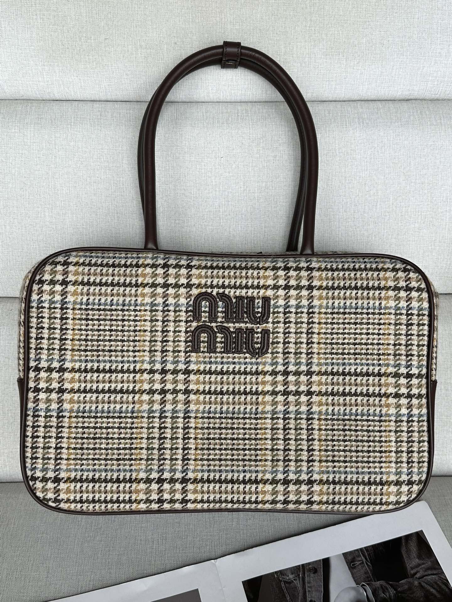 NO:202009,Original leather MiuMi* Canvas new bowling/ briefcase show style is really too grassy!  ! It uses top-grade imported calf leather, smooth, delicate and soft leather, and it is very nice to carry. It is really aura when you hold it in your hands and will not be outdated at all!  !  Quick get This bag that boys and girls can carry big bags for casual commuting and can also be used as briefcases or work bags.  Extra large capacity is very light, simple but not simple, almost everyone has one for all fashion owners. Model number 117 Size bottom length 34x bottom width 12cm x height 22cm, MIUMIU, miumiu, cowhide19860909原厂皮 MiuMi* 帆布新款保龄球/公文包 秀款真的太种草了！! 采用顶级进口小牛皮,皮质光滑细腻柔软,背起来都很 nice 哦,拿在手上真的气场十足,完全不会过时的包款！！快 get 这款男生／女生都可背的包包吧大包休闲通勤还可当公文包、上班包．超大容量还很轻便,简约却不简单,各大时尚搏主几乎人手一个. 款号117 尺寸底长34x底宽12cm x高22cm,MIUMIU,miumiu,cowhide,Bag