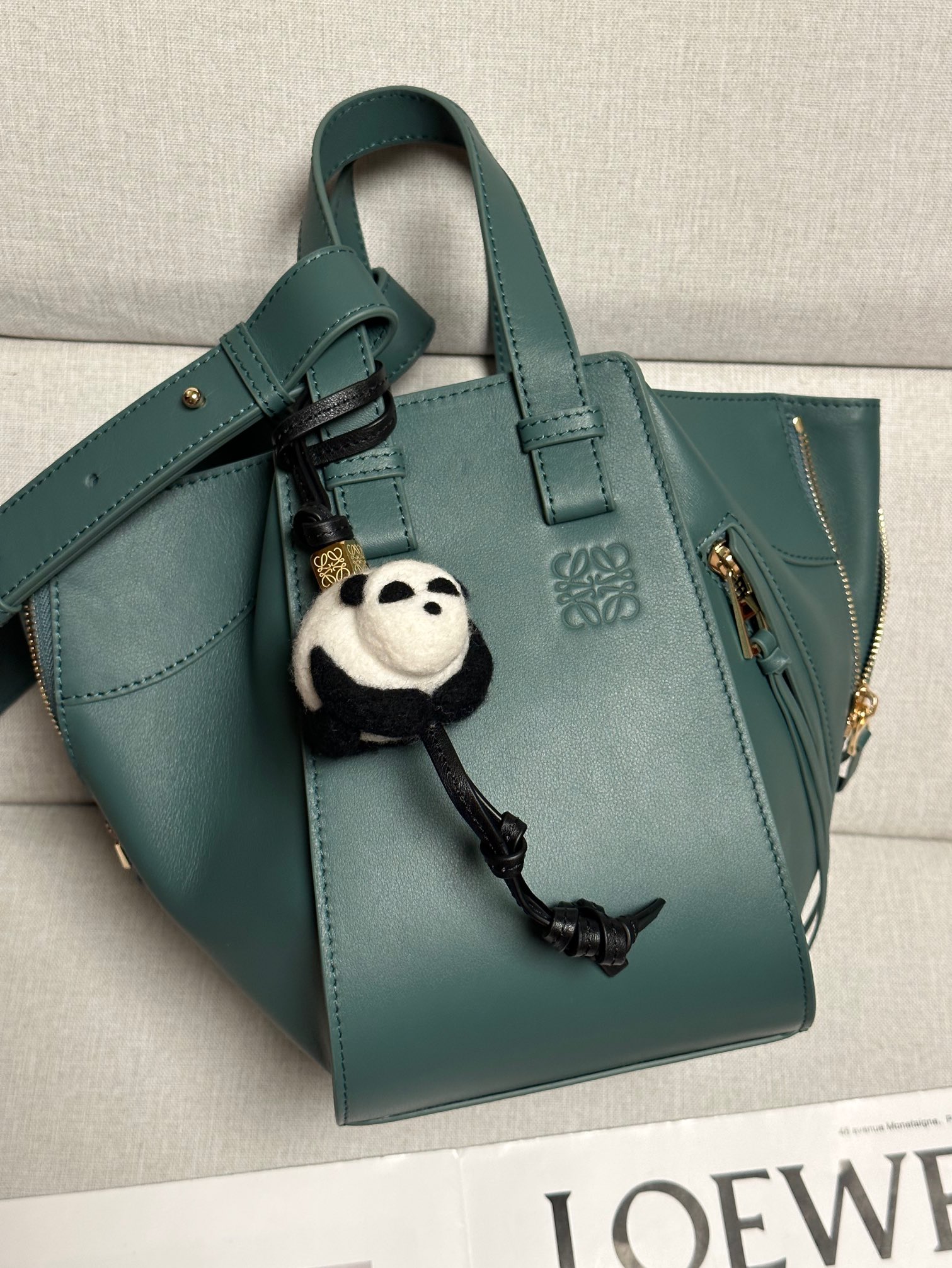 NO:187305,Extra version Original leather loewe hammock compact version. Vetiver green in the middle of mini and small Model 8047 compaet version New size 20-19-14 Hammock is a multi-purpose handbag with soft side bread that releases the sides to change shape. The loop strap allows the handbag to be worn in a variety of ways. This new compact version is made of soft grain cowhide leather Crossbody, shoulder back or carried through top handle Removable, adjustable shoulder strap Internal hook closure Two internal insert pockets, one external zipper pocket Can be customized with shoulder straps and personalized hanging Herringbone cotton canvas lining Anagram embossed, super Loewe, loewe, cowhide19860909特级版本  原厂皮 loewe hammock紧凑版本. 香根草綠色 介于mini跟小号中间 型号8047 compaet珍版本 新尺寸20-19-14 Hammock 是一款带有柔软侧面包身的多功能手袋,可释放侧面来改变形状. 环状带子可以使手袋有多种佩戴方式. 这个全新的紧凑版本采用柔软粒面牛皮革制成 斜挎,肩背或通过顶部提手携带 可拆卸,可调节肩带 内部钩扣封口 两个内部插袋,一个外部拉链口袋 可以使用肩带和个性化挂饰进行定制 人字纹棉帆布衬里 Anagram 压纹,特级罗意威,loewe,loewe,cowhide,Bag