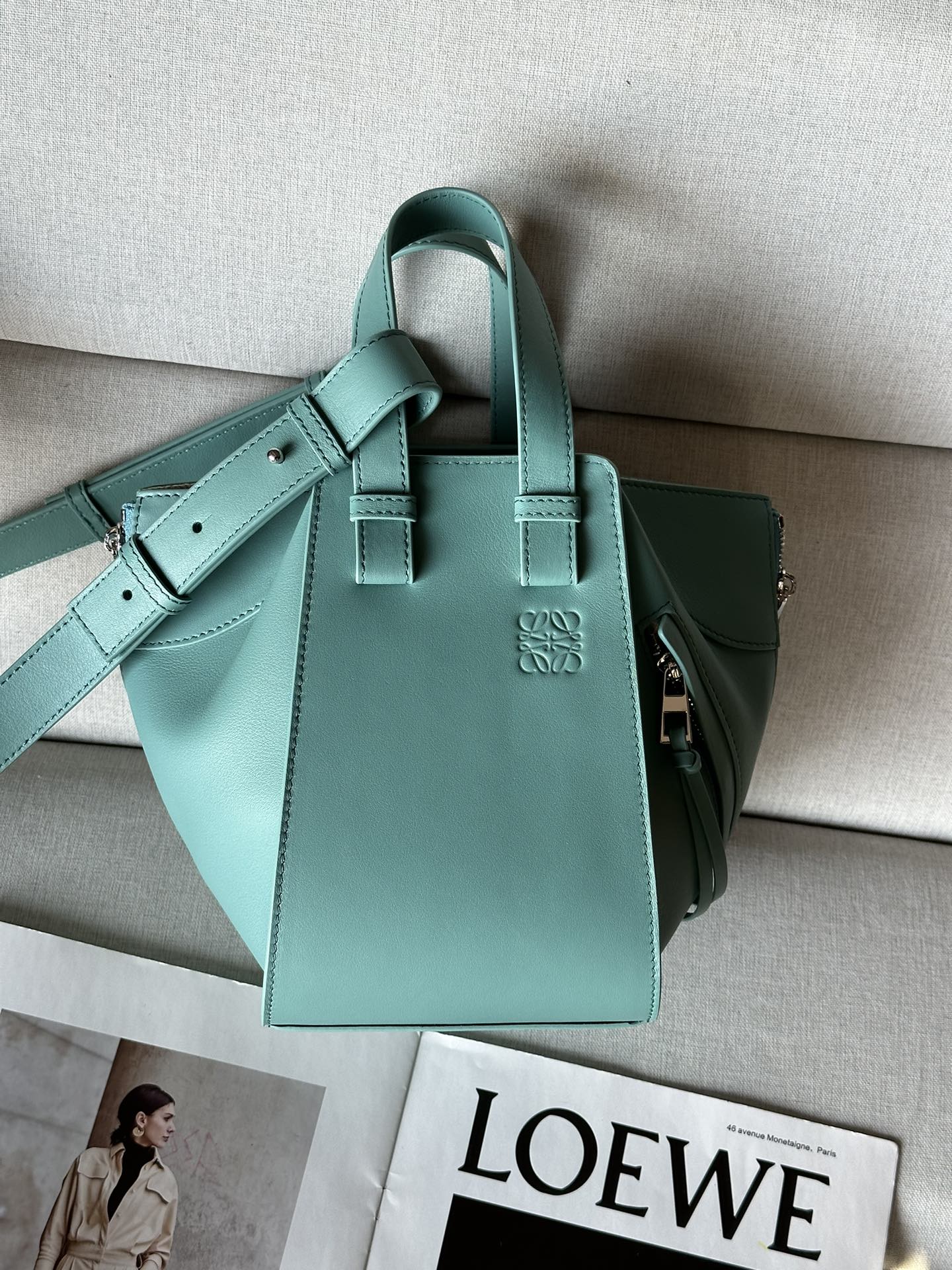 NO:187268,Superior version Original leather loewe hammock compact version. Water blue between mini and small Model 8047 compaet version New size 20-19-14 Hammock is a multi-purpose handbag with soft side bread that releases the sides to change shape. The loop strap allows the handbag to be worn in a variety of ways. This new compact version is made of soft grain cowhide leather Crossbody, shoulder back or carried through top handle Removable, adjustable shoulder strap Internal hook closure Two internal insert pockets, one external zipper pocket Can be customized with shoulder straps and personalized hanging Herringbone cotton canvas lining Anagram embossed, super-grade Loewe, loewe, cowhide19860909特级版本 原厂皮 loewe hammock紧凑版本. 水藍 介于mini跟小号中间 型号8047 compaet珍版本 新尺寸20-19-14 Hammock 是一款带有柔软侧面包身的多功能手袋,可释放侧面来改变形状. 环状带子可以使手袋有多种佩戴方式. 这个全新的紧凑版本采用柔软粒面牛皮革制成 斜挎,肩背或通过顶部提手携带 可拆卸,可调节肩带 内部钩扣封口 两个内部插袋,一个外部拉链口袋 可以使用肩带和个性化挂饰进行定制 人字纹棉帆布衬里 Anagram 压纹,特级罗意威,loewe,loewe,cowhide,Bag