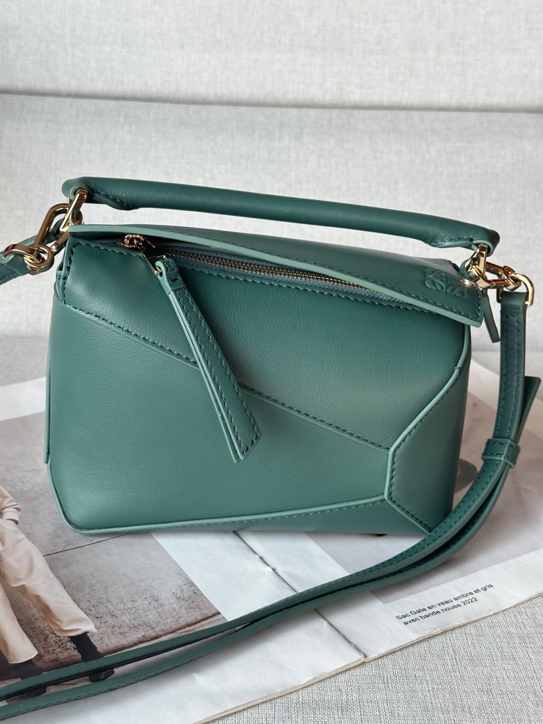 NO:186166,Genuine grade Original leather Puzzle Edge Vetiver Green Handbag Latest version adjustable shoulder straps Lo*we debut handbag* rectangular shape and precise cutting technology create Puzzle unique geometric lines* This mini version is made of satin cowhide leather with cage stitching edges Mini Puzzle can accommodate for example a small vertical wallet, most sizes of phones (up to 6.1 inches) and sunglasses case, shoulder or crossbody* adjustable shoulder straps, removable*zipper closure,*cock leather zipper head*herring cotton canvas lining Anagram embossed size:18*12.5*8CＭ Model 3000b, premium Loewe, Dolce & Gabbana, loewe, wallets, cowhide19860909正品级 原厂皮 Puzzle Edge 香根草绿 手袋 最新版本肩带可调节 Lo*we推出的首次亮相手提包*长方体形状和精确的切割技术创造了 Puzzle 独特的几何线条*这个迷你版本采用缎面牛皮革制成,带有笼盖缝线边缘 迷你Puzzle可以容纳例如一只小号垂直钱包、大多数尺寸的手机（最大6.1英寸）和太阳镜盒,肩背或斜挎*肩带可调节,可拆卸*拉链封口,*牛皮革拉链头*人字纹棉质帆布衬里Anagram 压纹 size:18*12.5*8CＭ 型号3000b,特级罗意威,Dolce&Gabbana,loewe,wallets,cowhide,Bag