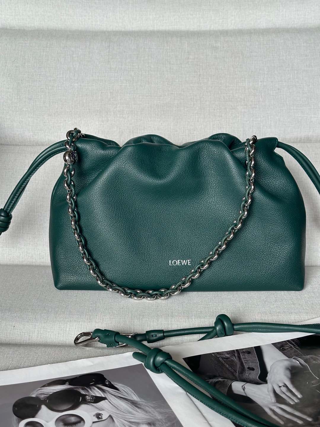 NO:186598,Original premium high quality new deer leather 1774 (with metal chain   1 long shoulder strap) Soft and shiny deer leather Flamenco Purse clutch Medium 30-10.5-20 Flamenco Purse handbag is made of pleated design, with signature knots on the sides and other key details. The style is fashionable and versatile, can be carried as a clutch, or with a donut chain shoulder or with a leather shoulder strap crossbody. Shoulder, crossbody or hand-held Removable adjustable leather strap Removable donut chain trimmed with Anagram Engraved pebble Low-key magnetic buckle closure Suede lining LOEWE gold stamping or silver stamping, special Loewe, loewe, loewe, handbag19860909原厂特级 高质量 鹿皮新品 1774（配套金屬鏈條 1條長肩帶） 柔软闪亮鹿皮Flamenco Purse 手拿包 中號30-10.5-20 Flamenco Purse 手袋采用褶皱设计,侧面搭配标志性绳结等关键细节.款式时尚百搭,可作为手拿包携带,亦可搭配甜甜圈链条肩背,或搭配皮革肩带斜挎. 可肩背、斜挎或手提 可拆卸可调节皮革肩带 可拆卸甜甜圈链条饰有Anagram 镌刻卵石纹 低调的磁扣开合 绒面革衬里 LOEWE烫金或烫银,特级罗意威,loewe,loewe,handbag,Bag