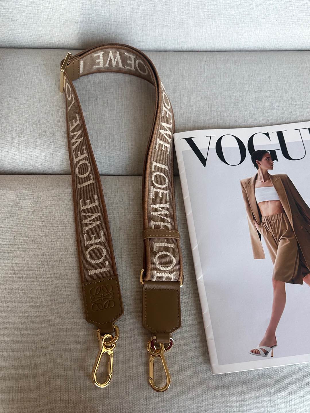 NO:186581,Anagram jacquard double-sided embroidered shoulder strap No.1667c spot oak brown new product shoulder strap length - 40mm (adjustment length), super grade Loewe19860909Anagram  提花双面刺绣肩带 No.1667c 现货 橡木棕新品 肩带长度-40mm（调节长度）,特级罗意威,loewe,Bag