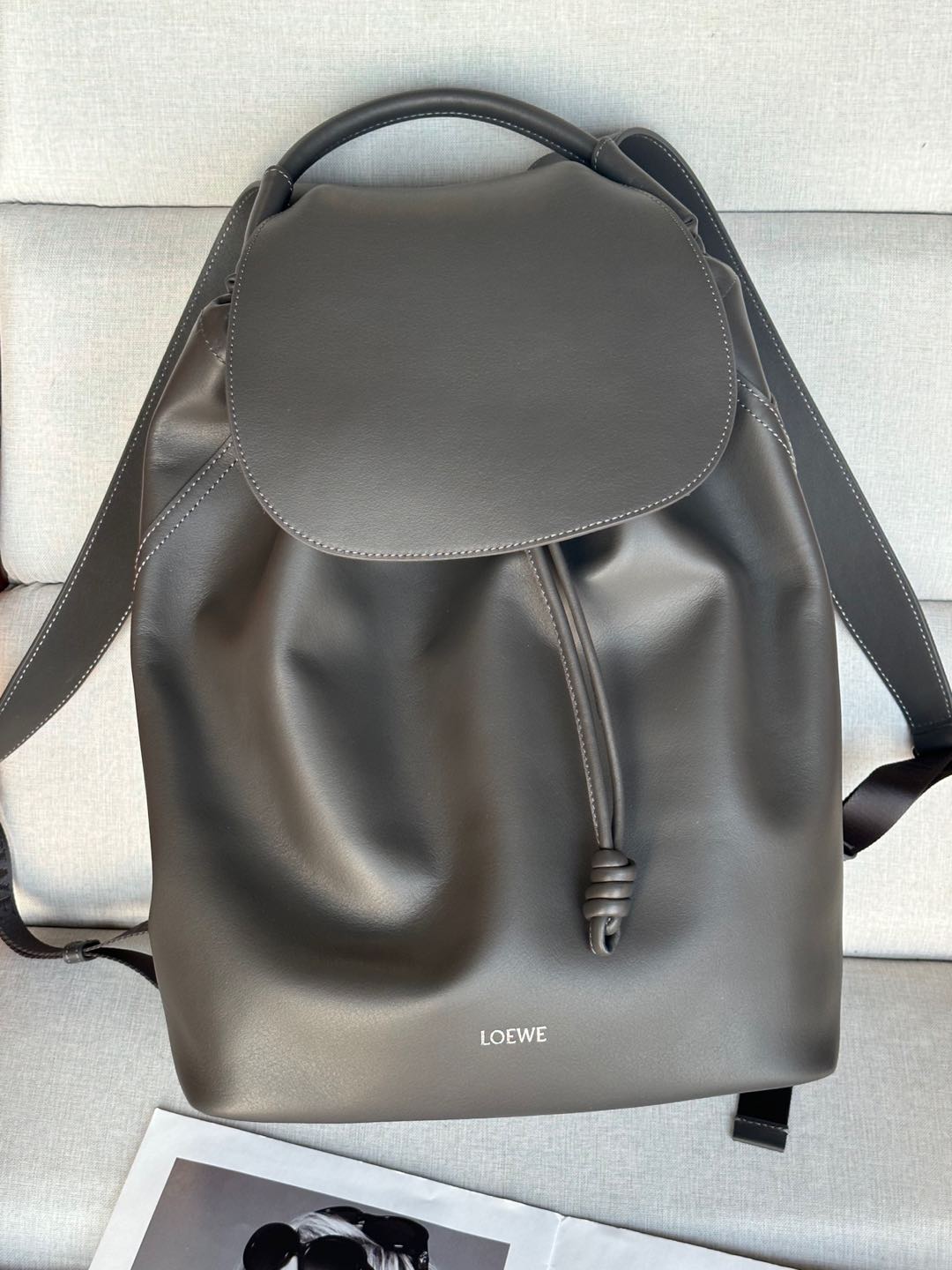 NO:186549,Original premium model 713 Coffee Glossy soft cowhide leather Flamenco Backpack Flamenco Backpack is a streamlined practical everyday design, paying tribute to the original handbag's signature coiled knot details. Features a wide main compartment and exterior and internal pockets for laptops and a variety of daily belongings. This version is made of glossy soft cowhide leather. Back, one shoulder or carry. Adjustable leather and LOEWE webbing straps Drawstring closure External zipper pocket Internal insert pocket Herringbone cotton canvas lining 36.40.16, Superior Loewe, loewe, backpacks, cowhide19860909原厂特级 型号713 咖啡色 亮面柔软牛皮革 Flamenco 背包 Flamenco 背包采用流线型实用日常设计,致敬原版手袋标志性的盘绕结细节.设有宽大主隔层以及外部和内部口袋,可收纳笔记本电脑和各种日常随身物品.此版本采用亮面柔软牛皮革制成. 双肩背、单肩背或手提. 可调节皮革和 LOEWE 织带肩带 抽绳开合 外部拉链口袋 内部插袋 人字纹棉质帆布衬里 36.40.16,特级罗意威,loewe,loewe,backpacks,cowhide,Bag