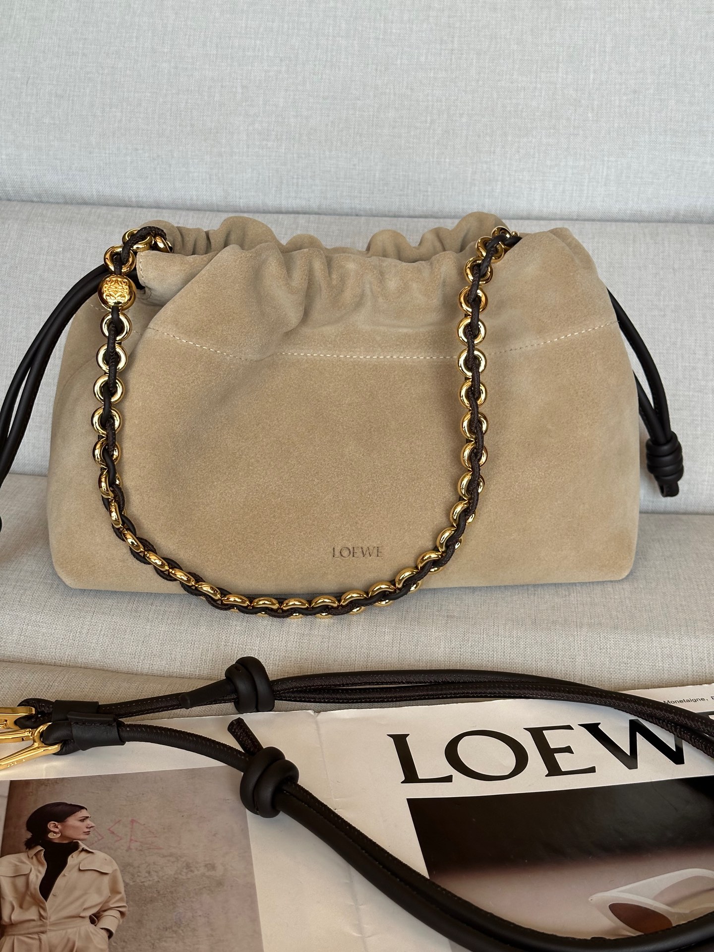 NO:340075,Special 1774 (with metal chain + 1 long shoulder strap) Flamenco Purse clutch Medium size 30-10.5-20 Flamenco Purse handbag is made of wrinkled design, with signature knots on the sides and other key details. The style is stylish and versatile, and can be carried as a clutch, or with a donut chain shoulder or a leather shoulder strap crossbody. This version is made of soft Napa sheepskin. It can be shoulder-back, crossbody or hand-held Removable adjustable leather straps Removable donut chain trimmed with Anagram Engraved pebble Low-key magnetic buckle closure, special Loewe, handbag, sheepskin19860909特级 1774（配套金屬鏈條+1條長肩帶） Flamenco Purse 手拿包 中號30-10.5-20 Flamenco Purse 手袋采用褶皱设计,侧面搭配标志性绳结等关键细节.款式时尚百搭,可作为手拿包携带,亦可搭配甜甜圈链条肩背,或搭配皮革肩带斜挎.此版本采用柔软纳帕羊皮革制成. 可肩背、斜挎或手提 可拆卸可调节皮革肩带 可拆卸甜甜圈链条饰有Anagram 镌刻卵石纹 低调的磁扣开合,特级罗意威,loewe,handbag,sheepskin,Bag