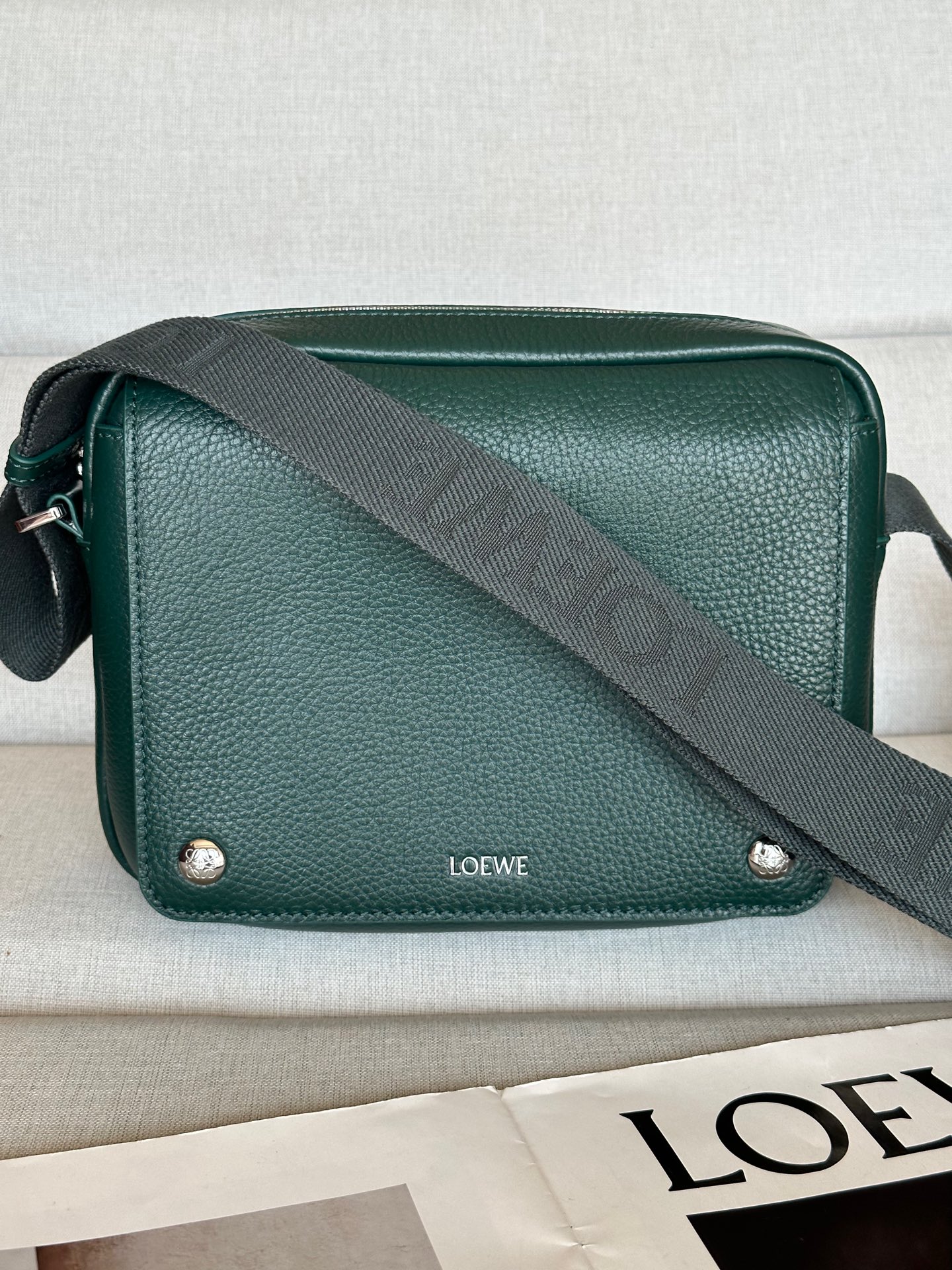 NO:340138,The new Loewe XS postman bag, deer leather, evergreen A74S: Size 23-18-9cm military messenger classic messenger bag, this model changes the past classic postman bag method, designed a zipper main compartment, and the front is paired with a buckle to open and place private items, which is more secure and more humane. The overall feeling is more impeccable. Built-in two card slots, cigarettes, mobile phones, power bank, wallet, storage ideal index 5 stars. Imported lychee pattern calfskin and soft fine-line leather calfskin on the back, and adjusted cotton webbing shoulder straps, which double the comfort! , special Loewe, loewe, loewe, cowhide19860909特级 Loewe 新款XS邮差包 鹿皮 常青绿 A74S  :尺寸23-18-9cm military messenger经典信使包 ,此款一改过去经典邮差包做法,设计了拉链主隔层,前部搭配搭扣打开方式放隐私物品,安全之余更加人性化.整體感覺更無懈可击.内置两卡槽,香烟,手机,充电宝,钱夹,收纳理想指数5颗星 采用进口荔枝纹小牛皮搭配背部柔软细纹皮小牛皮,调节的棉质织带肩带,使用舒适感倍增！,特级罗意威,loewe,loewe,cowhide,Bag