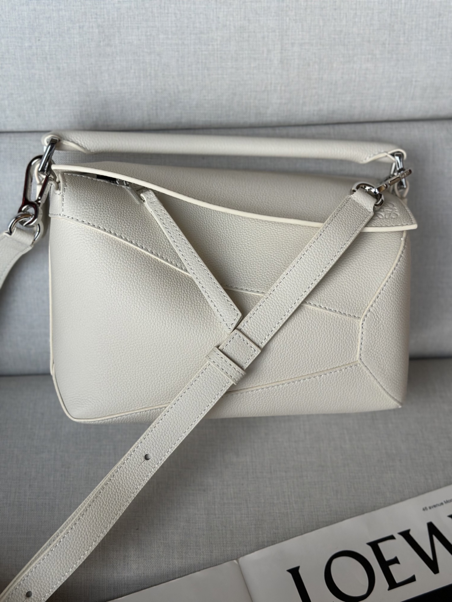 NO:337929,Extra-grade original leather handbag Small 24cm Milkshake white Latest version adjustable shoulder straps Lo*we debuted tote**Cuboid shape and precise cutting technology create Puzzle unique geometric lines* This mini version is made of satin cowhide leather with cage stitching edges Shoulder or crossbody* Adjustable shoulder straps, removable*zipper closure,*cock leather zipper head*herring cotton canvas lining Anagram embossed Model 3001B, premium Loewe, cowhide19860909特级 原厂皮 手袋 小号24cm 奶昔白 最新版本肩带可调节 Lo*we推出的首次亮相手提包*长方体形状和精确的切割技术创造了 Puzzle 独特的几何线条*这个迷你版本采用缎面牛皮革制成,带有笼盖缝线边缘 肩背或斜挎*肩带可调节,可拆卸*拉链封口,*牛皮革拉链头*人字纹棉质帆布衬里Anagram 压纹 型号3001B,特级罗意威,loewe,cowhide,Bag