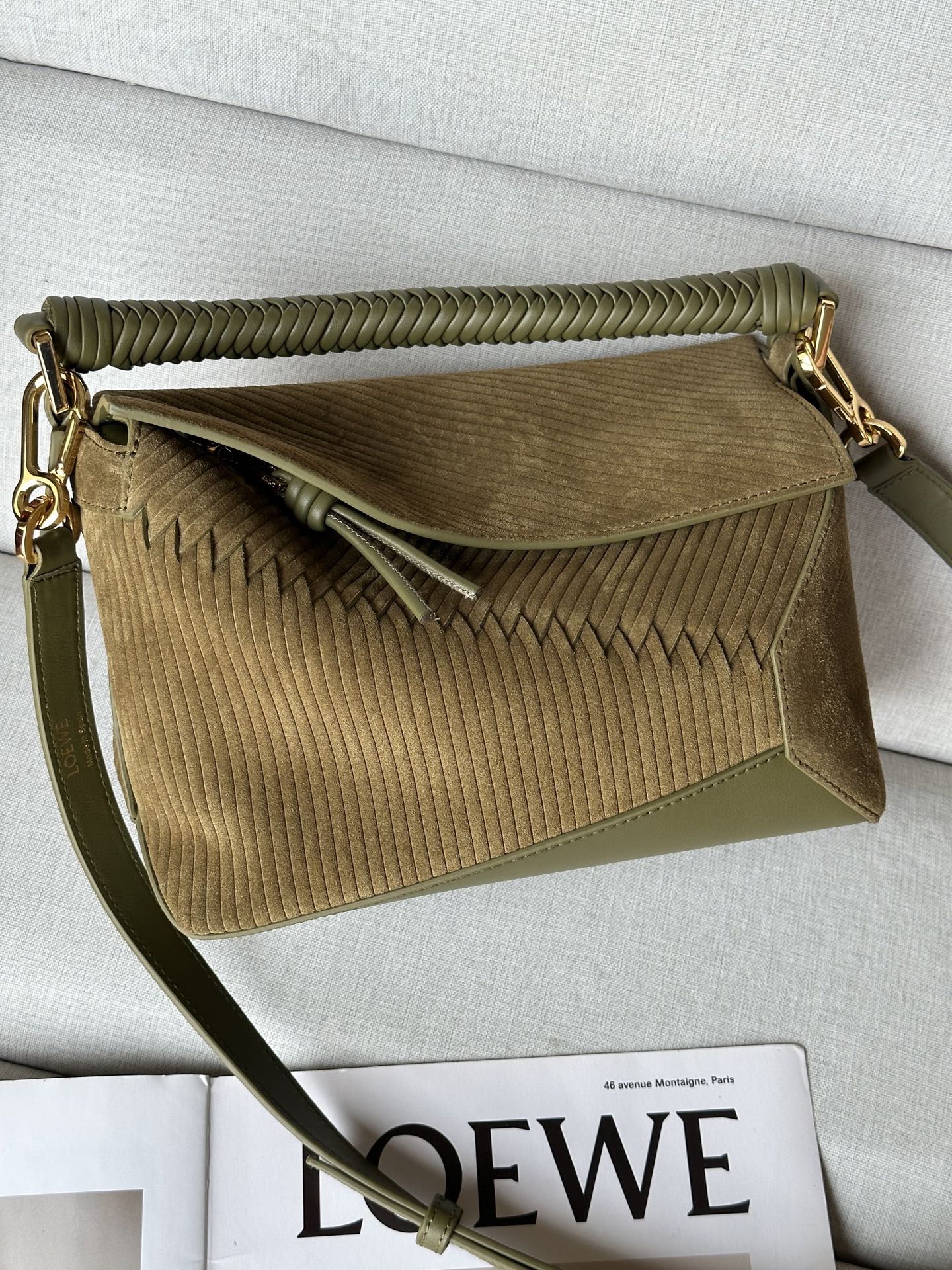 NO:186537,Original premium loewe Autumn and Winter Olive Green B Small Cowhide Leather Puzzle Handbag 3001A  0. Puzzle Handbag is the first tote bag for LOEWE by creative director Jonathan Anderson. The rectangular shape and precise cutting technology create Puzzle's unique geometric lines. This small version is made of unique molded, embossed and sewn cowhide leather with diamond pattern and woven handles. Shoulder, crossbody or hand-held Removable adjustable shoulder straps Top handle Zipper closure with cowhide zipper head Interior insert bag Leather lining 24-26.5-10.5, special Loewe, loewe, cowhide19860909原厂特级 loewe秋冬橄欖綠色b 小号牛皮革 Puzzle 手袋 3001A  0. Puzzle 手袋是创意总监 Jonathan Anderson 为 LOEWE 罗意威推出的首款手提包.长方体形状和精确的切割技术创造了Puzzle别具一格的几何线条.此小号版本以经过别具一格的模塑、压纹和缝制的牛皮革制成,呈现菱形图案,搭配编织提手. 可肩背、斜挎或手提 可拆卸可调节肩带 顶部提手 拉链开合,搭配牛皮革拉链头 内部插袋 皮革衬里 24-26.5-10.5,特级罗意威,loewe,loewe,cowhide,Bag