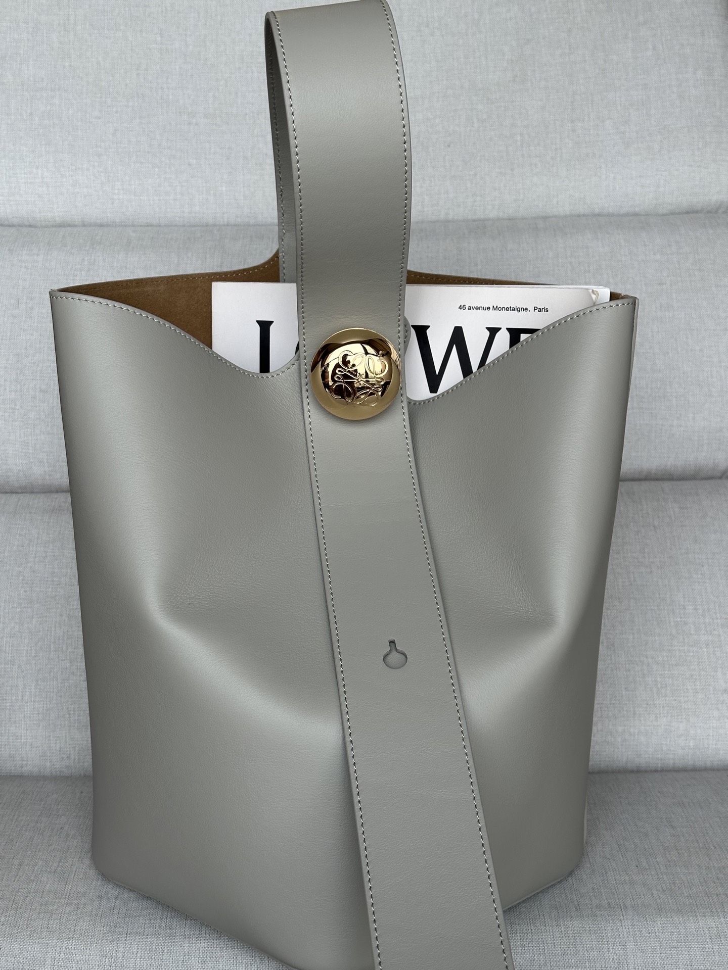 NO:186902,Super-grade original leather New star model Model 332 Moonlight gray Medium soft cowhide leather Pebble Bucket Bucket Handbag Pebble cleverly blends pure simple lines with eye-catching design style to create a unique and innovative handbag design. The iconic Anagram engraving hardware combines decorative and practical functions, adjusts the length of the shoulder strap and is suitable for a variety of carrying methods, and the unique twisted structure complements the delicate details. This medium-sized version is made of soft cowhide leather. Shoulder-back or crossbody Adjustable shoulder strap Magnetic buckle closure Inner bag Synthetic leather lining Anagram engraving pebbles Size: 24.5*23.5*28cm, Super-grade Loewe, loewe, cowhide19860909特级 原厂皮 新品明星同款 型号332 月光灰 中号柔软牛皮革 Pebble Bucket 水桶手袋 Pebble 将纯粹的简约线条与瞩目设计风格巧妙融合,造就别具一格的创新的手袋设计.标志性的 Anagram 雕刻五金件兼具装饰和实用功能,可调节肩带长度并适合多种携带方式,独特的扭曲结构与微妙的细节相得益彰.此中号版本采用柔软牛皮革制成. 可肩背或斜挎 可调节肩带 磁扣开合 内袋 合成革衬里 Anagram 雕刻卵石 尺寸:24.5*23.5*28cm,特级罗意威,loewe,cowhide,Bag