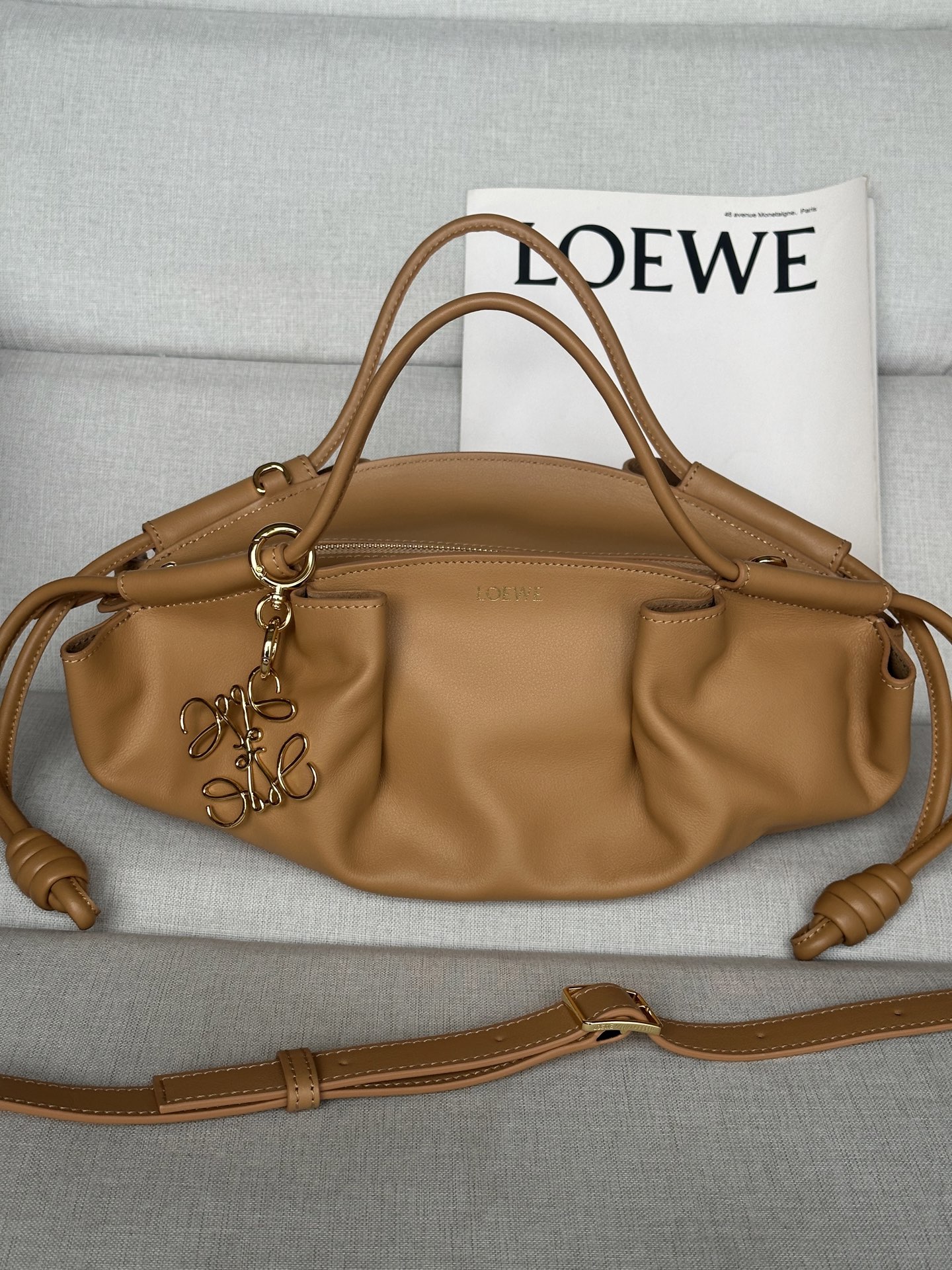 NO:186907,Super-grade original leather model Shahuang Paseo means walking. The overall use of shiny Napa calf leather, creating a lazy, casual and high-end feel. This is the niche bag! Some people say it is like dumplings. Some people say it looks like an ingot. I think it is a clear stream in the fashion circle. Just carry it and be yourself. Where can I get the same style? Cool and cool, unique enough. Strongly recommended. It is sold in 2 sizes. Small 35*21*11.5cm. Paseo has been released for a while. The same style as the Big Mi Mi. In fact, this one didn't look very good when it was placed there, but the upper body was super nice and large in capacity! Belief in one's own weight! There is a zipper! These three points make the workers tightly grasp the leather with delicate and smooth touch, and the hand is not very good at carrying it, and the back is not very good at the same time as the 