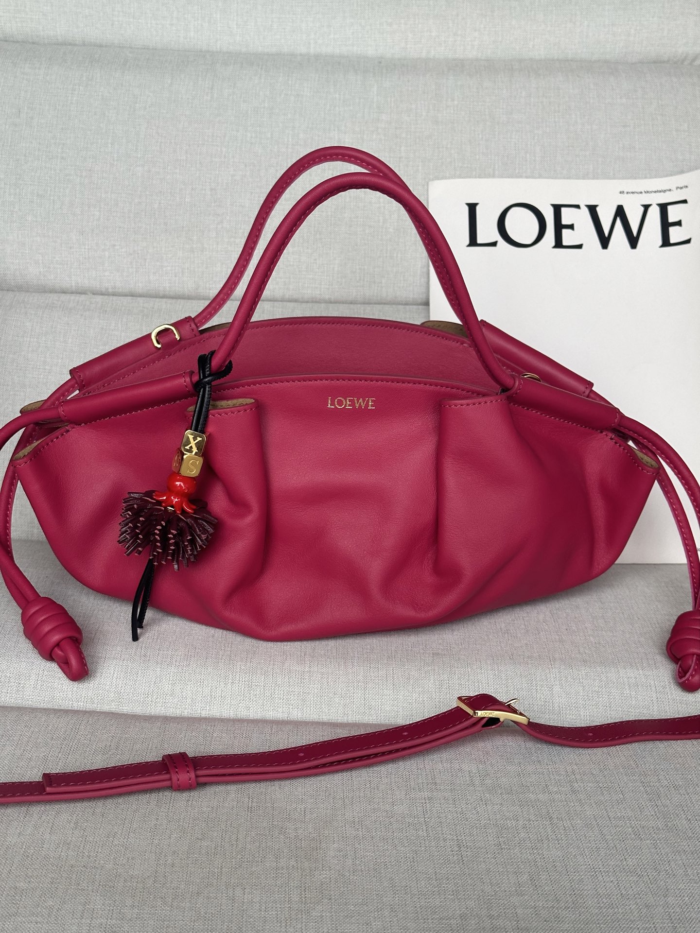 NO:186912,Super-grade original leather Model Rose Red Paseo Spanish, meaning of walking. The overall use of shiny Napa calf leather, creating a lazy, casual and high-end feel. This is the niche bag! Some people say it is like dumplings. Some people say it looks like an ingot. I think it is a clear stream in the fashion circle. Just carry it and be yourself. Where can I get the same style? Cool and cool, unique enough. Strongly recommended. It is available in 2 sizes. Small 35*21*11.5cm. Paseo has been released for a while. The same style as the Big Mi Mi. Actually, this one didn't look very good when it was placed there, but the upper body was super nice and large in capacity! Belief in one's own weight! There is a zipper! These three points make the workers tightly grasp the leather with delicate and smooth touch, and the hand is not very good at carrying it, and the back is not very good at the same time as the 