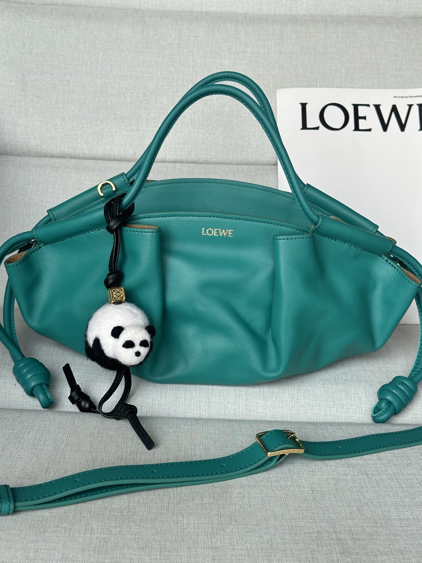 NO:186917,Super-grade original leather Model Seaweed Green Paseo Spanish, meaning of walking. The overall use of shiny Napa calf leather, creating a lazy, casual and high-end feel. This is the niche bag! Some people say it is like dumplings. Some people say it looks like an ingot. I think it is a clear stream in the fashion circle. Just carry it and be yourself. Where can I get the same style? Cool and cool, unique enough. Strongly recommended. It is available in 2 sizes. Small 35*21*11.5cm. Paseo has been released for a while. The same style as the Big Mi Mi. Actually, this one didn't look very good when it was placed there, but the upper body was super nice and large in capacity! Belief in one's own weight! There is a zipper! These three points make the workers tightly grasp the leather with delicate and smooth touch, and the hand is not very good at carrying it, and the back is not very good at the same time as the 