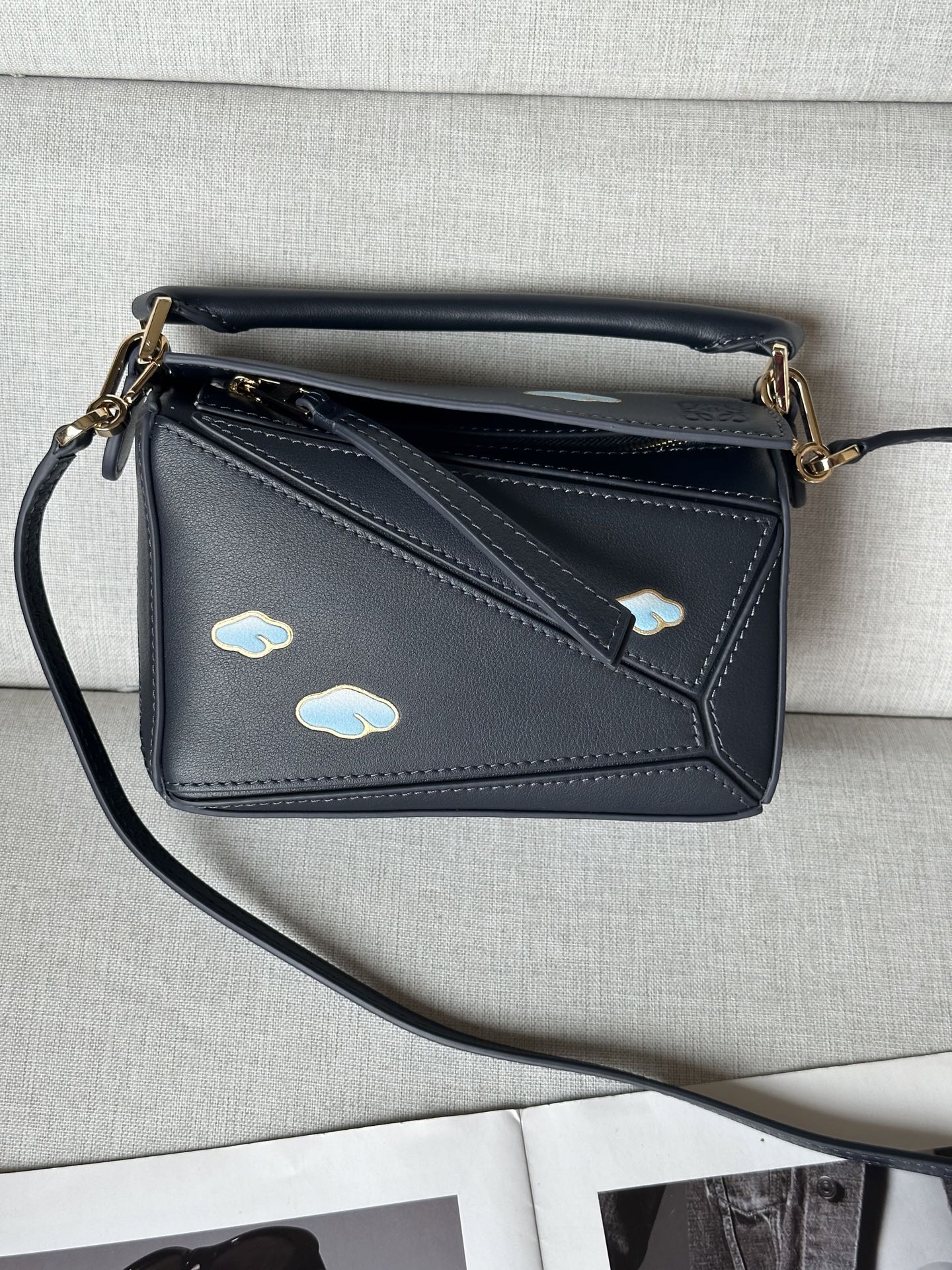 NO:187288,Special version Original leather puzzle Xiangyun series A unique geometric lines outline rectangular mini version, commonly made of cowhide leather. Decorated with a golden outline gradient cloud handbag, a special series of works in the New Year. It can be worn with a crossbody on the shoulder or with a removable shoulder strap. Size 18-8-12.5 Model, special grade Loewe, loewe, cowhide19860909特级版本  原厂皮 puzzle祥云系列 别具一格的几何线条勾勒长方形造型mini版本,常用牛皮革制成.装饰有金色轮廓渐变云朵手袋,为新年特别系列作品.可肩背斜挎或者手提可拆卸肩带. 尺寸18-8-12.5 型号,特级罗意威,loewe,cowhide,Bag