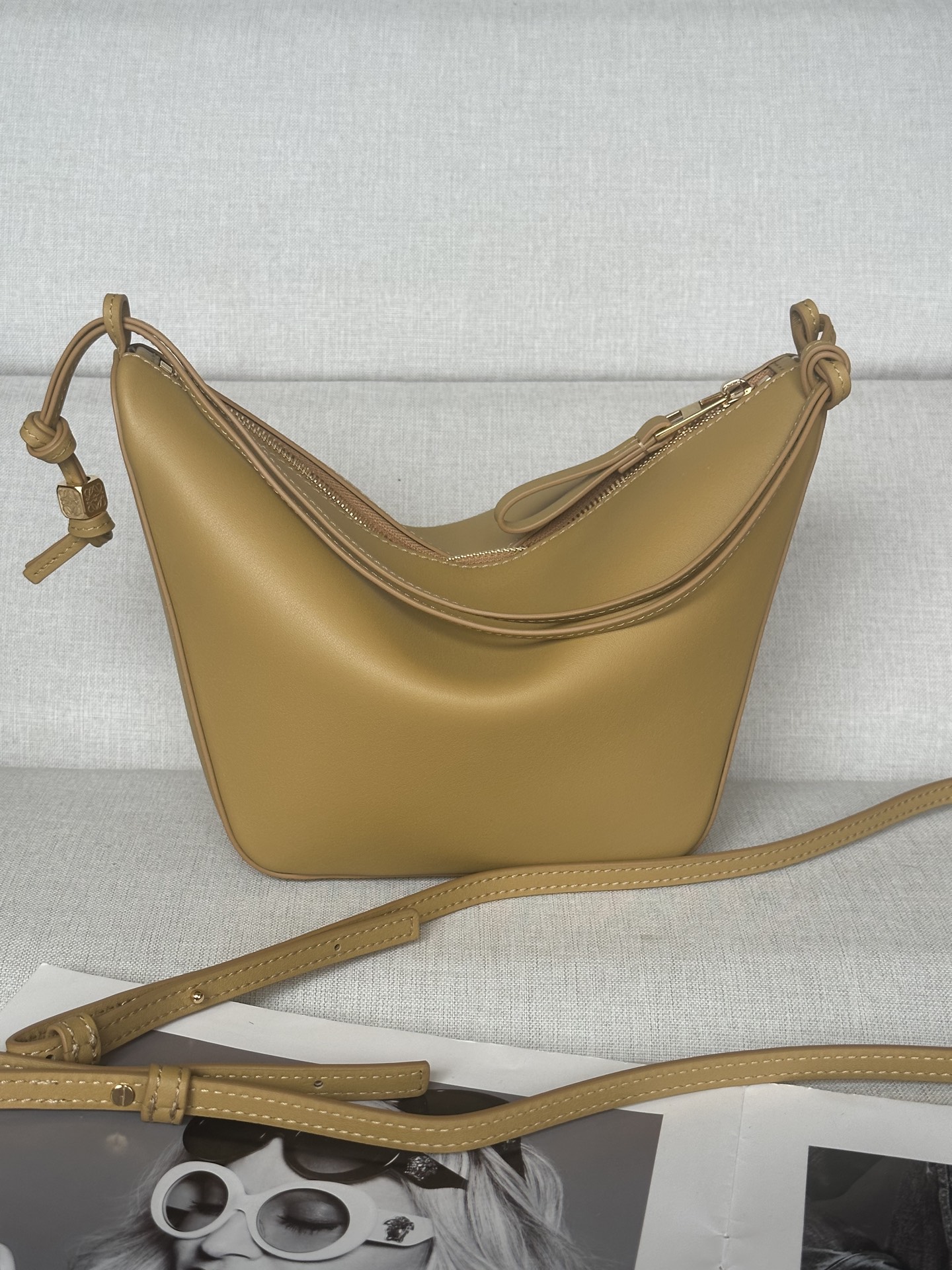 NO:186932,Superior version Original leather Desert yellow LOw Classic cowhide leather Hammock hobo handbag Deconstructs the classic handbag's design that can easily change shape, retain the representative hammock shape, creating a fashionable and ergonomic hobo handbag. This mini version is made of classic cowhide leather, and knotted cowhide straps can be customized. * Can be shoulder-back, cross-back or hand-held* Zipper opening and closing* Cowhide zipper head* Dice hanging* Herringbone cotton canvas lining* size: 28*17*9.5CM Model c923, special Loewe, cowhide19860909特级版本 原厂皮 沙漠黄色 LOw 经典牛皮革Hammock hobo手袋 将经典手袋能轻松改变形状的设计进行解构,保留颇具代表性的吊床造型,打造出一款时尚百搭且符合人体工学的hobo手袋.此迷你版本采用经典牛皮革制成,打结牛皮革带子可进行个性化设计.*可肩背、斜背或手提*拉链开合*牛皮革拉链头*骰子挂饰*人字纹棉质帆布衬里* size:28*17*9.5CM 型号c923,特级罗意威,loewe,cowhide,Bag