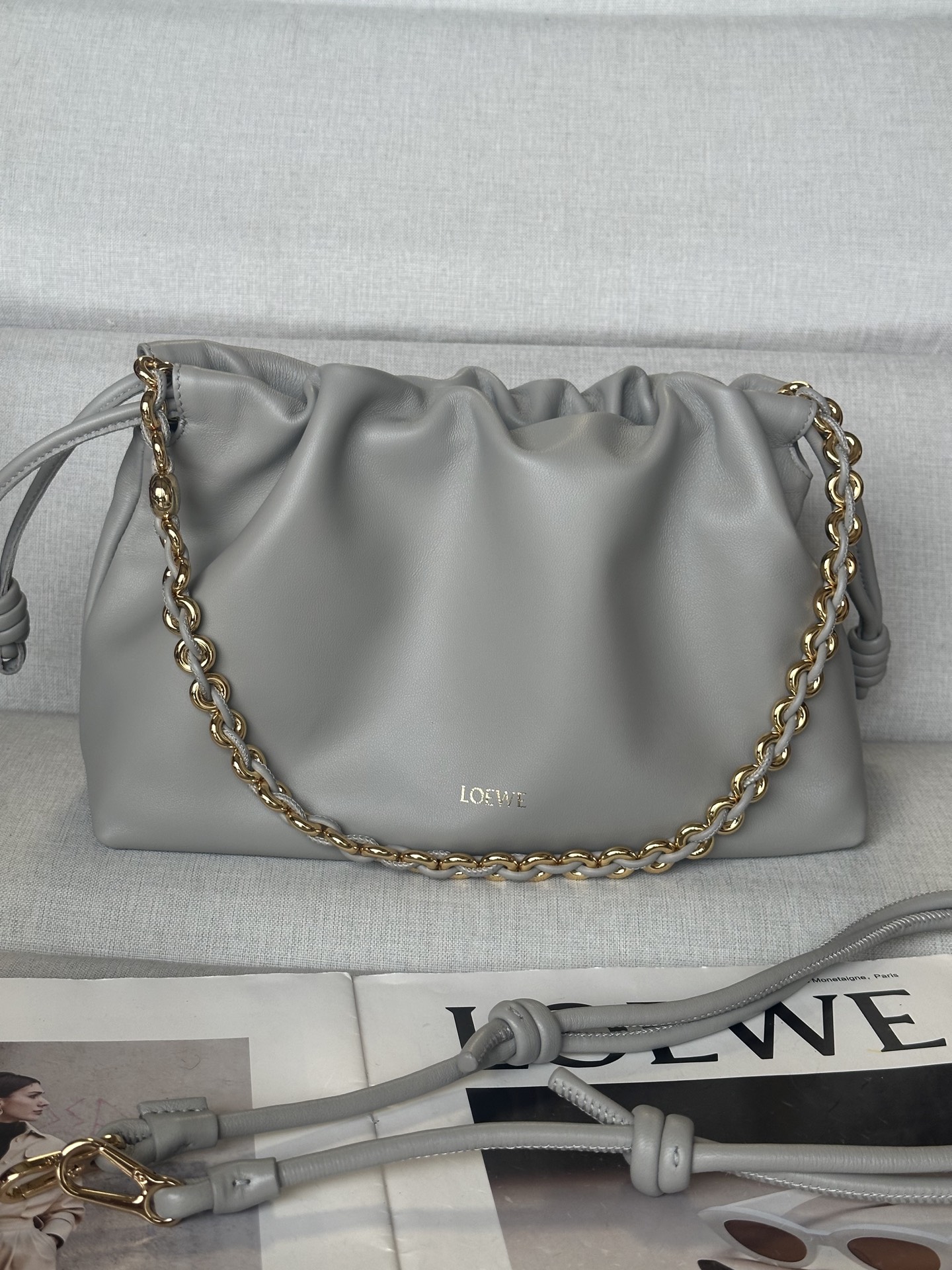 NO:340022,Extra 1774 (with metal chain + 1 long shoulder strap) Silver grey shell grey Soft Napa sheep leather Flamenco Purse clutch Large 30-10.5-20 Flamenco Purse handbags are wrinkled, with key details such as iconic knots on the sides. The style is stylish and versatile, and can be carried as a clutch, or with a donut chain shoulder strap or with a leather shoulder strap crossbody. This version is made of soft Napa sheep leather. Shoulder, crossbody or hand-held Removable adjustable leather straps Removable donut chain trim with Anagram Engraved pebble Low-key magnetic buckle closure Suede lining LOEWE gold stamping or silver stamping, special Loewe, loewe, handbag, sheepskin19860909特级 1774（配套金屬鏈條+1條長肩帶) 银灰色贝壳灰 柔软纳帕羊皮革 Flamenco Purse 手拿包 大號30-10.5-20 Flamenco Purse 手袋采用褶皱设计,侧面搭配标志性绳结等关键细节.款式时尚百搭,可作为手拿包携带,亦可搭配甜甜圈链条肩背,或搭配皮革肩带斜挎.此版本采用柔软纳帕羊皮革制成. 可肩背、斜挎或手提 可拆卸可调节皮革肩带 可拆卸甜甜圈链条饰有Anagram 镌刻卵石纹 低调的磁扣开合 绒面革衬里 LOEWE烫金或烫银,特级罗意威,loewe,loewe,handbag,sheepskin,Bag