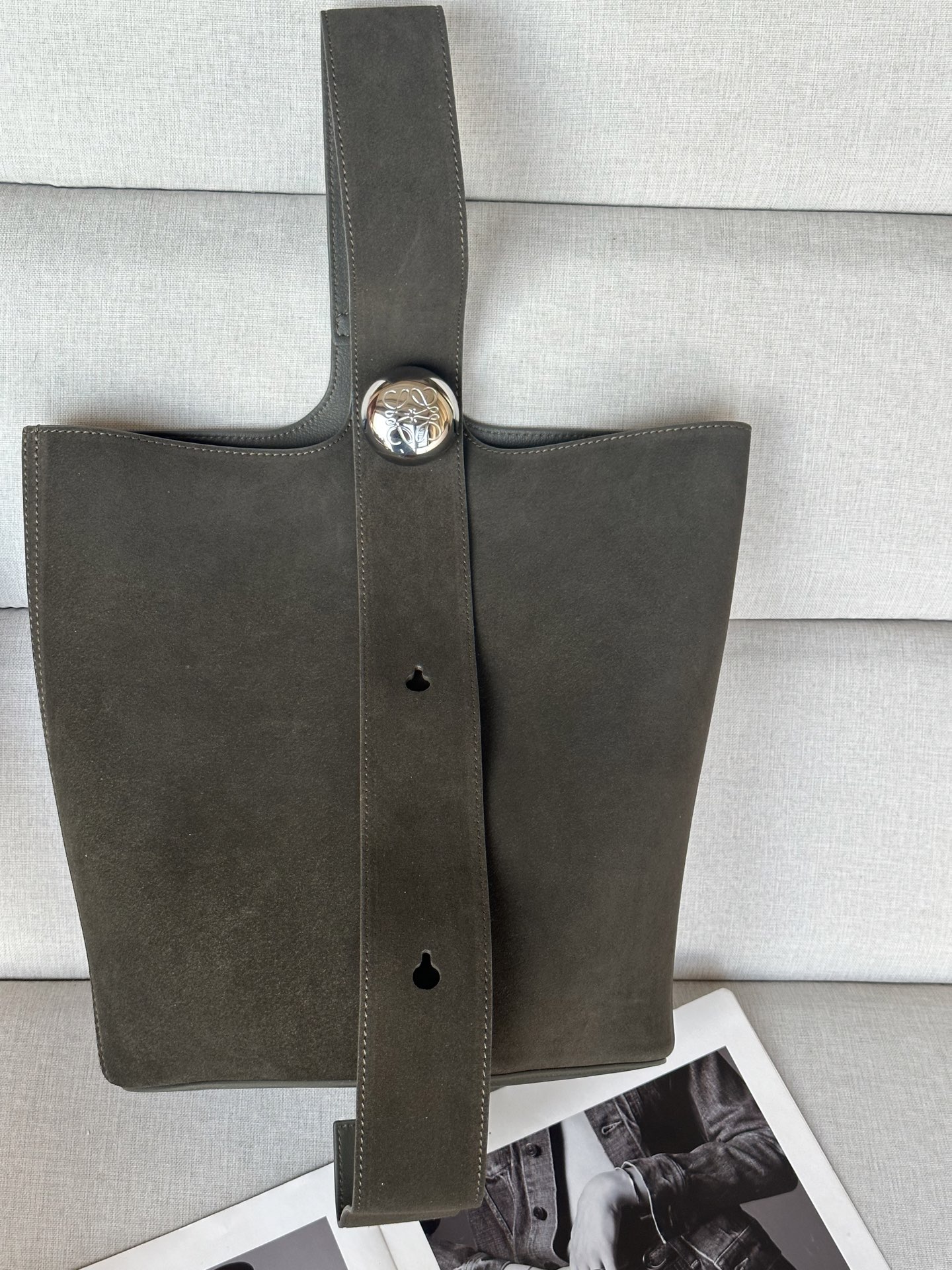 NO:341191,Superior New Celebrity Model Medium Soft Cowhide Leather Pebble Bucket Handbag Pebble Clever Combines pure simple lines with eye-catching design style to create a unique and innovative handbag design. The iconic Anagram engraving hardware combines decorative and practical functions, adjusts the length of the shoulder strap and is suitable for a variety of carrying methods, and the unique twisted structure complements the delicate details. This medium version is made of soft cowhide leather. Shoulder or crossbody Adjustable shoulder strap Magnetic buckle closure Inner bag Synthetic leather lining Anagram engraving pebbles Size: 24.5*23.5*28cm, Superior Loewe, loewe, cowhide19860909特级 新品明星同款 型号 中号柔软牛皮革 Pebble Bucket 水桶手袋 Pebble 将纯粹的简约线条与瞩目设计风格巧妙融合,造就别具一格的创新的手袋设计.标志性的 Anagram 雕刻五金件兼具装饰和实用功能,可调节肩带长度并适合多种携带方式,独特的扭曲结构与微妙的细节相得益彰.此中号版本采用柔软牛皮革制成. 可肩背或斜挎 可调节肩带 磁扣开合 内袋 合成革衬里 Anagram 雕刻卵石 尺寸:24.5*23.5*28cm,特级罗意威,loewe,cowhide,Bag