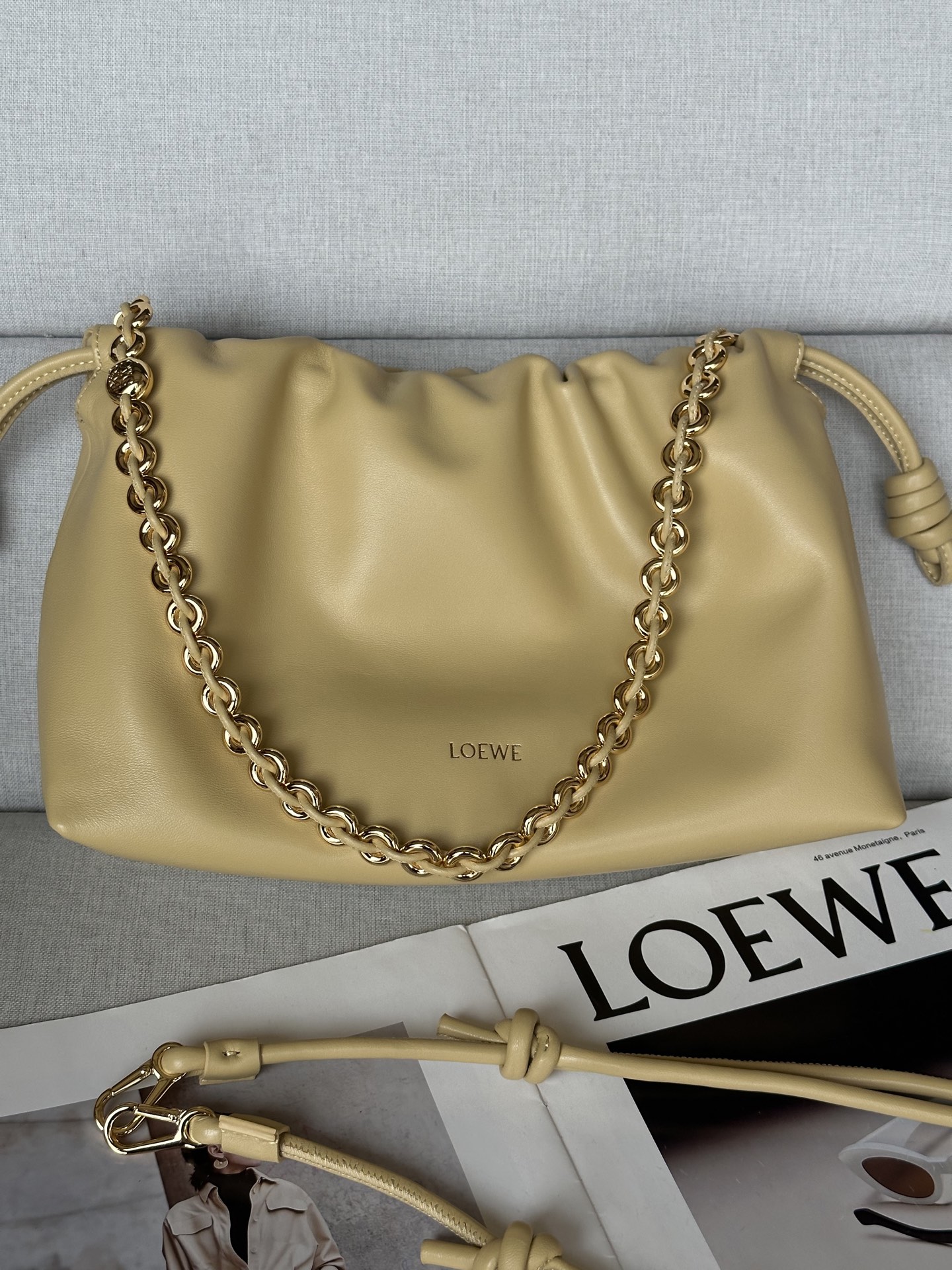 NO:340029,Extra 1774 (with metal chain + 1 long shoulder strap) Butter Soft Napa Sheepskin Flamenco Purse Clutch Large 30-10.5-20 Flamenco Purse Handbags are wrinkled, with key details such as iconic knots on the sides. The style is stylish and versatile, and can be carried as a clutch, or with a donut chain shoulder strap or with a leather shoulder strap crossbody. This version is made of soft Napa Sheepskin. Shoulder, crossbody or hand-held Removable adjustable leather straps Removable Donut chain trimmed with Anagram Engraved Pebble Low-key Magnetic buckle closure Suede lining LOEWE gold stamping or silver stamping, Superior Loewe, loewe, handbag, sheepskin19860909特级 1774（配套金屬鏈條+1條長肩帶) 黃油 柔软纳帕羊皮革 Flamenco Purse 手拿包 大號30-10.5-20 Flamenco Purse 手袋采用褶皱设计,侧面搭配标志性绳结等关键细节.款式时尚百搭,可作为手拿包携带,亦可搭配甜甜圈链条肩背,或搭配皮革肩带斜挎.此版本采用柔软纳帕羊皮革制成. 可肩背、斜挎或手提 可拆卸可调节皮革肩带 可拆卸甜甜圈链条饰有Anagram 镌刻卵石纹 低调的磁扣开合 绒面革衬里 LOEWE烫金或烫银,特级罗意威,loewe,loewe,handbag,sheepskin,Bag