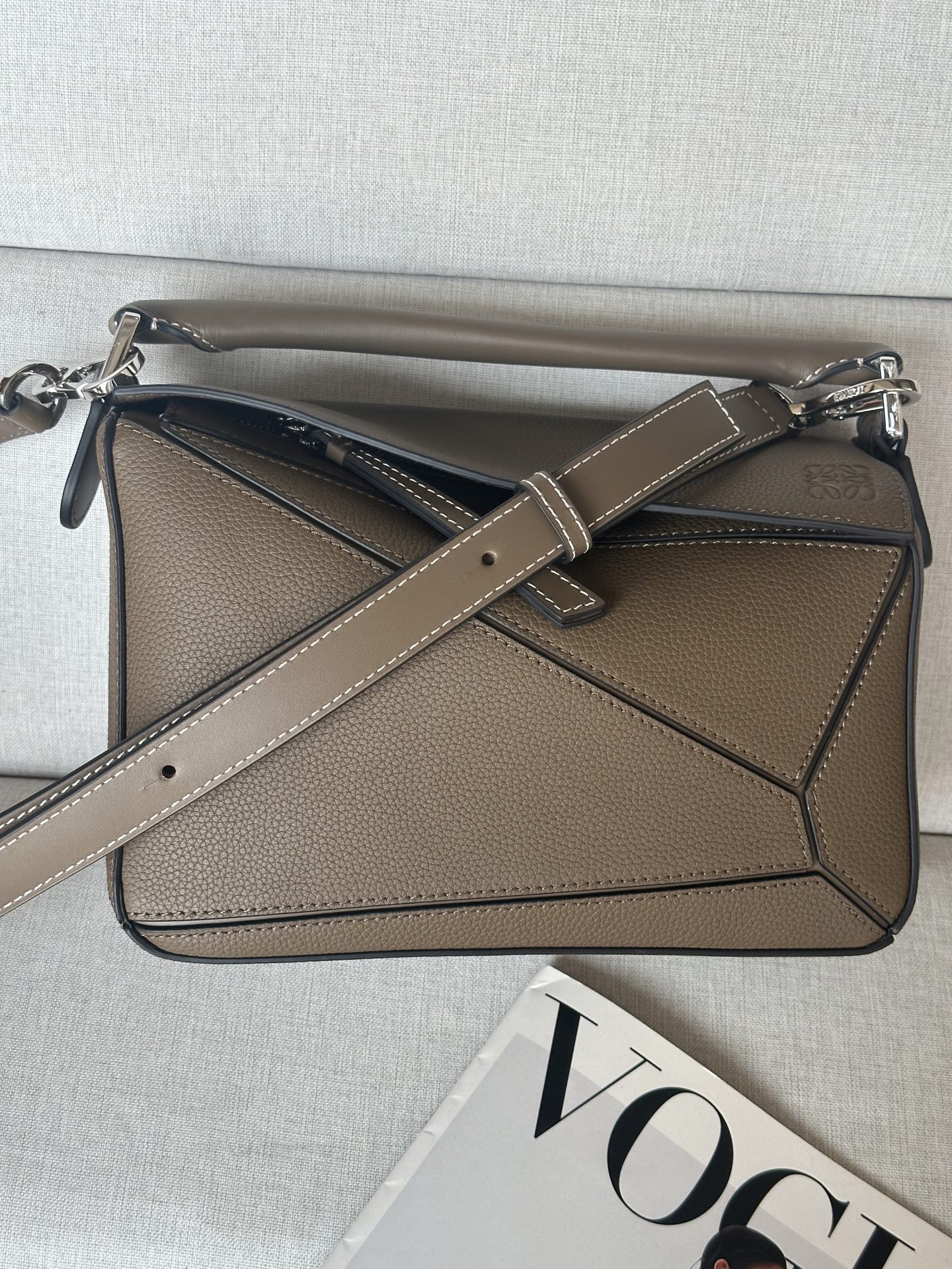 NO:187277,Extra version Original leather Lw Model 3001 Winter brown Embossed Logo Small Puzzle Handbag Arrival LOEWE debut handbag* Cuboid shape and precise cutting technology create Puzzle unique geometric lines* This small version is made of classic imported calf leather Small Puzzle can hold for example a large wallet, all sizes of mobile phones and sunglasses, shoulder or crossbody* Hand hold or top handle carrying* Adjustable shoulder straps, removable* One internal insert bag and one external rear zipper pocket* Cowhide leather zipper head* Herringbone cotton canvas lining Anagram embossed size: 24*10.5*16C, Extra Loewe, loewe, wallets, cowhide19860909特级版本 原厂皮 Lw 型號3001 冬季棕色 压印 Logo 小号Puzzle 手袋 到货 LOEWE推出的首次亮相手提包*长方体形状和精确的切割技术创造了 Puzzle 独特的几何线条*这个小号版本采用经典进口小牛皮革制成小号Puzzle可以容纳例如一只大号钱包,所有尺寸的手机和太阳镜,肩背或斜挎*手拿或顶部提手携带*肩带可调节,可拆卸*一个内部插袋和一个外部后方拉链口袋*牛皮革拉链头*人字纹棉质帆布衬里Anagram 压纹 size:24*10.5*16C,特级罗意威,loewe,loewe,wallets,cowhide,Bag