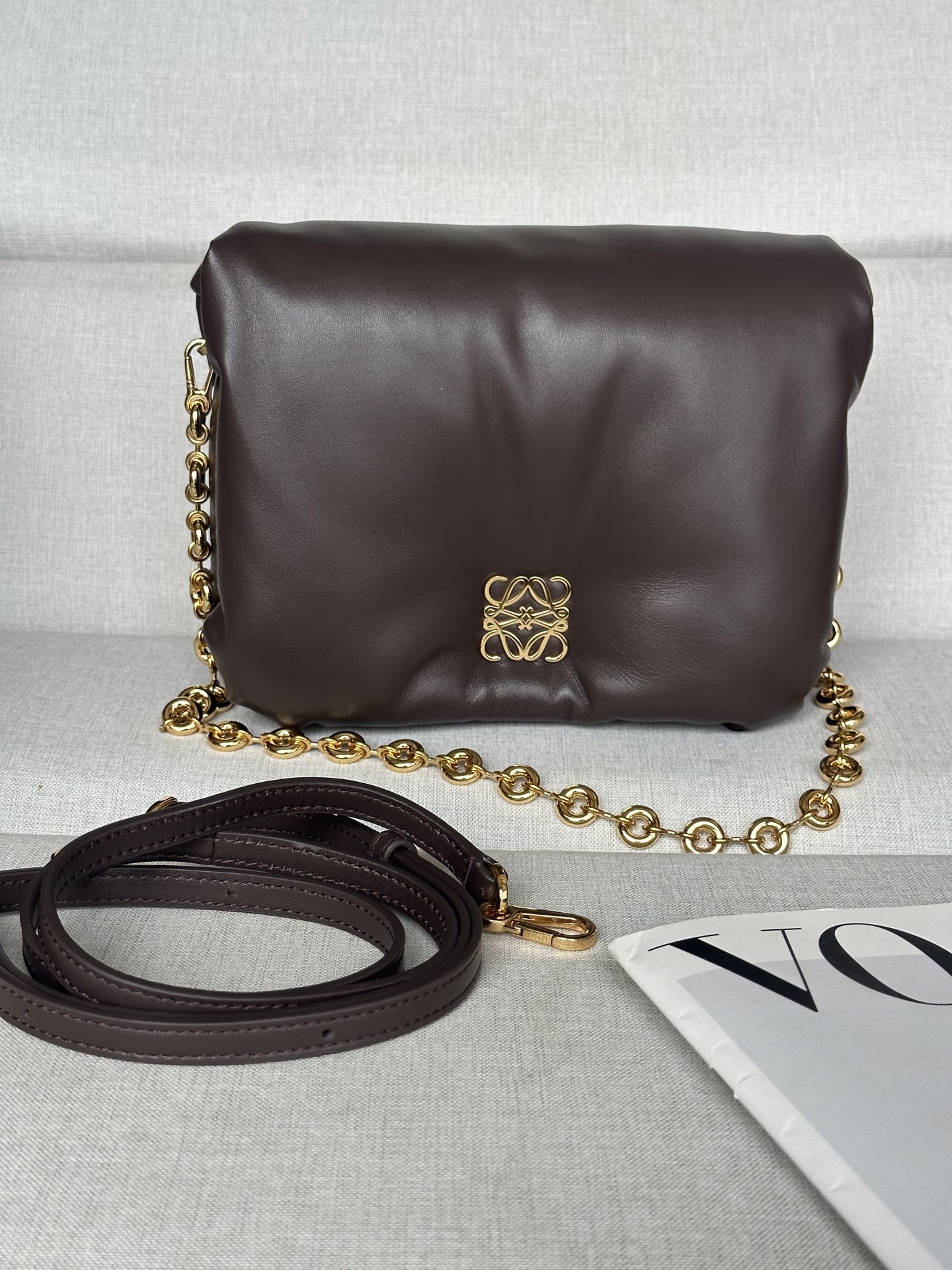 NO:187287,Extra version Original leather Shiny sheepskin Puffer Goya handbag. With shiny sheepskin with goose feather pads, a new sensory and tactile dimension is brought to you with removable metal donut chains and long shoulder straps Size 23-13-6cm Model 9803 Chocolate, Super Loewe, sheepskin19860909特级版本  原厂皮 闪亮羊皮Puffer Goya手袋. 通过带有鹅毛衬垫的闪亮羊皮,带来了全新的感官和触觉维度,配有可拆卸的金属甜甜圈链条与長肩带 尺寸23-13-6cm 型号9803 巧克力色,特级罗意威,loewe,sheepskin,Bag