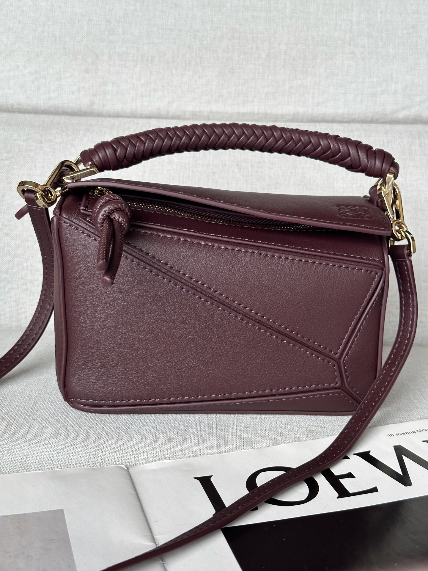 NO:187262,Superior version Original leather Mini smooth cowhide leather Puzzle handbag Puzzle outlines the rectangular shape with unique geometric lines. This mini version is made of smooth cowhide leather with woven napa sheepskin handles and knotted zipper heads. Shoulder, crossbody or hand-held Removable adjustable shoulder straps Zipper closure, cowhide zipper head Suede lining Anagram embossed 18-8-12.5 Model 97017, superior Loewe, cowhide, sheepskin19860909特级版本 原厂皮 迷你光滑牛皮革 Puzzle 手袋 Puzzle 以别具一格的几何线条勾勒长方体造型.此迷你版本采用光滑牛皮革制成,配有编织纳帕羊皮革提手和绳结拉链头. 可肩背、斜挎或手提 可拆卸可调节肩带 拉链开合,牛皮革拉链头 绒面革衬里 Anagram 压纹 18-8-12.5 型號97017,特级罗意威,loewe,cowhide,sheepskin,Bag