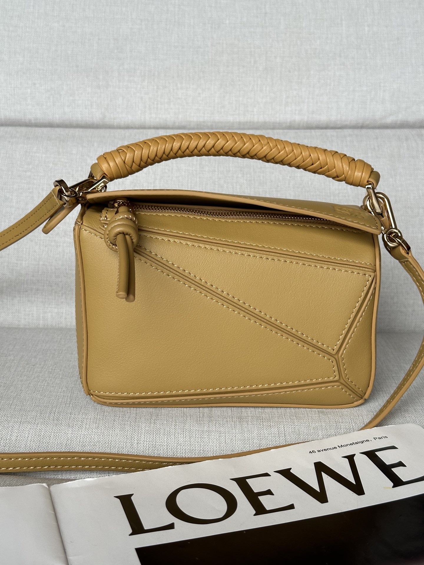 NO:187266,Superior version Original leather Mini smooth cowhide leather Puzzle handbag Puzzle outlines the rectangular shape with unique geometric lines. This mini version is made of smooth cowhide leather with woven napa sheepskin handles and knotted zipper heads. Shoulder, crossbody or hand-held Removable adjustable shoulder straps Zipper closure, cowhide zipper head Suede lining Anagram embossed 18-8-12.5 97017, superior Loewe, cowhide, sheepskin19860909特级版本 原厂皮 迷你光滑牛皮革 Puzzle 手袋 Puzzle 以别具一格的几何线条勾勒长方体造型.此迷你版本采用光滑牛皮革制成,配有编织纳帕羊皮革提手和绳结拉链头. 可肩背、斜挎或手提 可拆卸可调节肩带 拉链开合,牛皮革拉链头 绒面革衬里 Anagram 压纹 18-8-12.5 97017,特级罗意威,loewe,cowhide,sheepskin,Bag