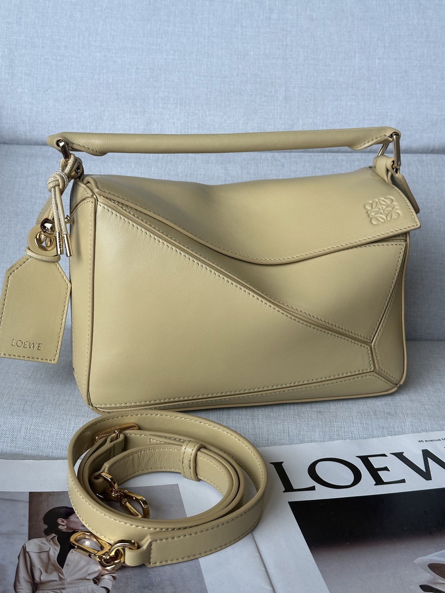 NO:187270,Superior version Original leather New 3007 Small Napa Sheep Leather Featherlight Puzzle Handbag Featherlight Puzzle outlines rectangular shapes with unique geometric lines. Soft and light Napa leather injects casual and lazy style into the bag. Shoulder, crossbody or carry Removable adjustable shoulder straps with rotary snaps Zip closure, articulated zipper head One external zipper rear pocket, one internal insert bag Removable LOEWE gold or silver label with hidden pockets and balloon dice Rectangular metal foot nails Napa Sheep Leather lining Anagram embossed, engraved inside of the decorative  LOEWE size: 24*10.5*16.5cm, special grade Luo Yiwei, loewe, loewe, sheepskin19860909特级版本 原厂皮 新品 3007 小号纳帕羊皮革 Featherlight Puzzle 手袋 Featherlight Puzzle 以别具一格的几何线条勾勒长方体造型.柔软轻盈的纳帕皮革为手袋注入随性慵懒的风格. 可肩背、斜挎或手提 可拆卸可调节肩带,饰有旋转卡扣 拉链开合,铰接式拉链头 一个外部拉链后袋,一个内部插袋 可拆卸 LOEWE 烫金或烫银标签,饰有隐秘口袋和气球骰子 长方形金属脚钉 纳帕羊皮革衬里 Anagram 压纹、饰牌内部镌刻 LOEWE尺寸:24*10.5*16.5cm,特级罗意威,loewe,loewe,sheepskin,Bag