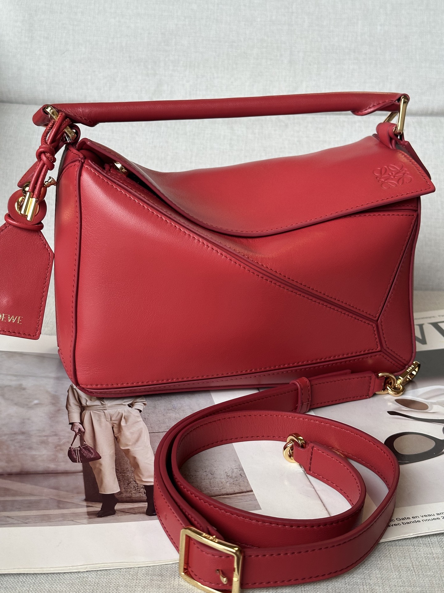 NO:187275,Superior version Original leather New 3007 Small Napa Sheep Leather Featherlight Puzzle Handbag Featherlight Puzzle outlines rectangular shapes with unique geometric lines. Soft and light Napa leather injects casual and lazy style into the bag. Shoulder, crossbody or carry Removable adjustable shoulder straps with rotary snaps Zip closure, articulated zipper head One external zipper rear pocket, one internal insert bag Removable LOEWE gold or silver label with hidden pockets and balloon dice Rectangular metal foot nails Napa Sheep Leather lining Anagram embossed, engraved inside of the decorative  LOEWE size: 24*10.5*16.5cm, special grade Luo Yiwei, loewe, loewe, sheepskin19860909特级版本  原厂皮 新品 3007 小号纳帕羊皮革 Featherlight Puzzle 手袋 Featherlight Puzzle 以别具一格的几何线条勾勒长方体造型.柔软轻盈的纳帕皮革为手袋注入随性慵懒的风格. 可肩背、斜挎或手提 可拆卸可调节肩带,饰有旋转卡扣 拉链开合,铰接式拉链头 一个外部拉链后袋,一个内部插袋 可拆卸 LOEWE 烫金或烫银标签,饰有隐秘口袋和气球骰子 长方形金属脚钉 纳帕羊皮革衬里 Anagram 压纹、饰牌内部镌刻 LOEWE尺寸:24*10.5*16.5cm,特级罗意威,loewe,loewe,sheepskin,Bag