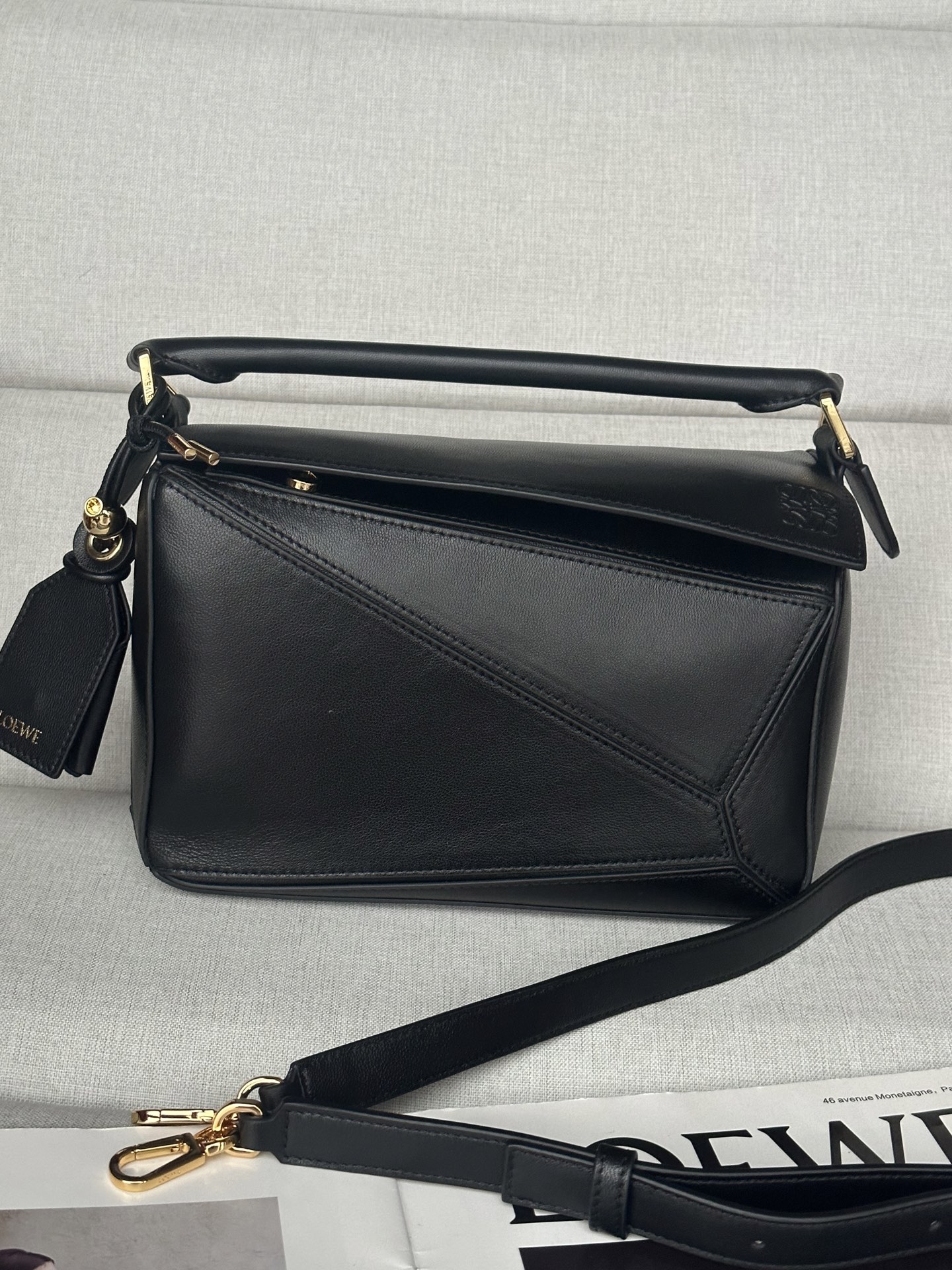 NO:187273,Superior version Original leather New 3007 Small Napa Sheep Leather Featherlight Puzzle Handbag Featherlight Puzzle outlines rectangular shapes with unique geometric lines. Soft and light Napa leather injects casual and lazy style into the bag. Shoulder, crossbody or carry Removable adjustable shoulder straps with rotary snaps Zip closure, articulated zipper head One external zipper rear pocket, one internal insert bag Removable LOEWE gold or silver label with hidden pockets and balloon dice Rectangular metal foot nails Napa Sheep Leather lining Anagram embossed, engraved inside of the decorative  LOEWE size: 24*10.5*16.5cm, special grade Luo Yiwei, loewe, loewe, sheepskin19860909特级版本 原厂皮 新品 3007 小号纳帕羊皮革 Featherlight Puzzle 手袋 Featherlight Puzzle 以别具一格的几何线条勾勒长方体造型.柔软轻盈的纳帕皮革为手袋注入随性慵懒的风格. 可肩背、斜挎或手提 可拆卸可调节肩带,饰有旋转卡扣 拉链开合,铰接式拉链头 一个外部拉链后袋,一个内部插袋 可拆卸 LOEWE 烫金或烫银标签,饰有隐秘口袋和气球骰子 长方形金属脚钉 纳帕羊皮革衬里 Anagram 压纹、饰牌内部镌刻 LOEWE尺寸:24*10.5*16.5cm,特级罗意威,loewe,loewe,sheepskin,Bag