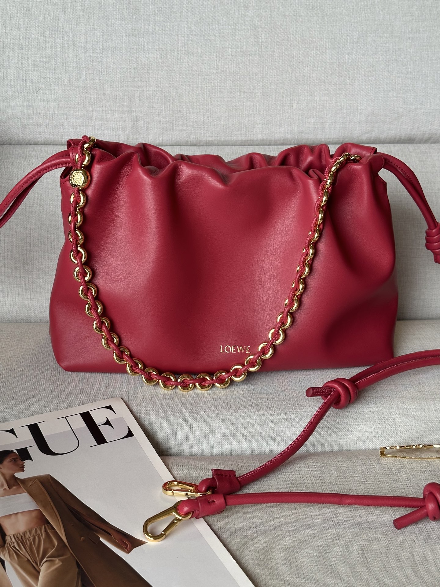 NO:338877,Super 1774 (with metal chain + 1 long shoulder strap) Big red Soft Napa Sheepskin Flamenco Purse clutch Large 30-10.5-20 Flamenco Purse handbags are wrinkled, with key details such as iconic knots on the sides. The style is stylish and versatile, and can be carried as a clutch, or with a donut chain shoulder strap or with a leather shoulder strap crossbody. This version is made of soft Napa Sheepskin. Shoulder, crossbody or hand-held Removable adjustable leather straps Removable donut chain trimmed with Anagram Engraved pebble Low-key magnetic buckle closure Suede lining LOEWE gold stamping or silver stamping, special Loewe, loewe, handbag, sheepskin19860909特级 1774（配套金屬鏈條+1條長肩帶) 大紅 柔软纳帕羊皮革 Flamenco Purse 手拿包 大號30-10.5-20 Flamenco Purse 手袋采用褶皱设计,侧面搭配标志性绳结等关键细节.款式时尚百搭,可作为手拿包携带,亦可搭配甜甜圈链条肩背,或搭配皮革肩带斜挎.此版本采用柔软纳帕羊皮革制成. 可肩背、斜挎或手提 可拆卸可调节皮革肩带 可拆卸甜甜圈链条饰有Anagram 镌刻卵石纹 低调的磁扣开合 绒面革衬里 LOEWE烫金或烫银,特级罗意威,loewe,loewe,handbag,sheepskin,Bag