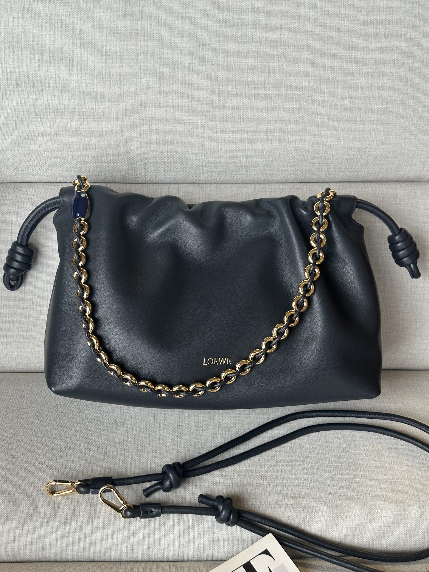 NO:340039,Special New Year Series Dark Blue Medium Soft Napa Sheepskin Flamenco Purse Clutch Model 1774 Color: Dark Ink Flamenco Purse Clutch is made of pleated design and the sides are paired with iconic knots. This medium version is made of soft Napa Sheepskin with shoulder straps embellished with snake-like decorations in the same color. The handbag is a special New Year series. Shoulder, crossbody or handheld Removable adjustable leather shoulder straps Removable donut chain trim with Anagram Pebble Magnetic buckle closure Suede lining LOEWE gold stamping 30-20-10.5, Superior Loewe, loewe, handbag, sheepskin19860909特级 新品新春系列 深蓝 中号柔软纳帕羊皮革 Flamenco Purse 手拿包 型號1774 颜色: Dark Ink Flamenco Purse 手拿包采用褶皱设计,侧面搭配标志性绳结.此中号版本采用柔软纳帕羊皮革制成,肩带点缀同色系蛇形装饰.手袋为新年特别系列作品. 可肩背、斜挎或手提 可拆卸可调节皮革肩带 可拆卸甜甜圈链条饰有 Anagram Pebble 磁扣开合 绒面革衬里 LOEWE 烫金 30-20-10.5,特级罗意威,loewe,loewe,handbag,sheepskin,Bag