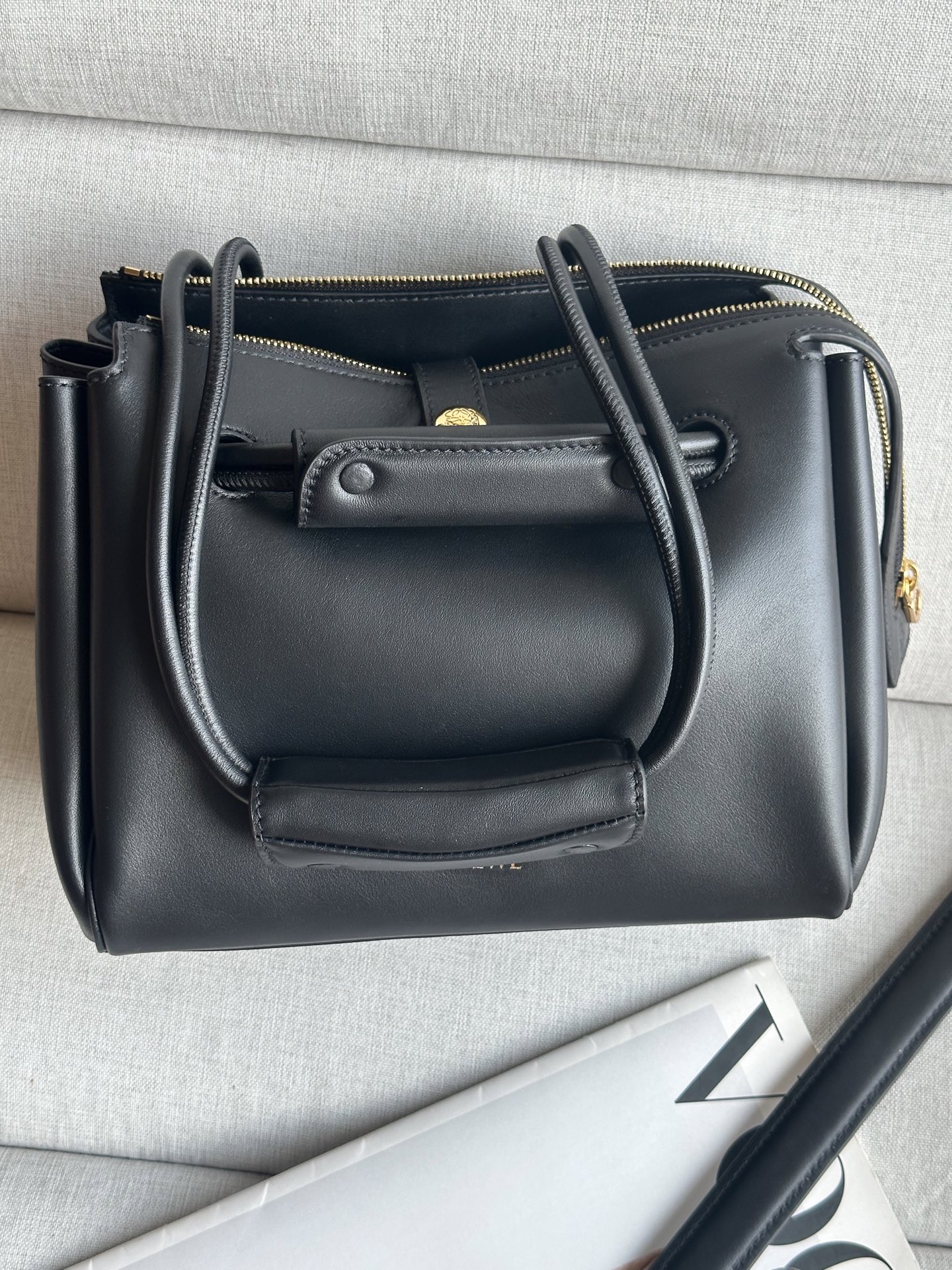 NO:337920,Small*0256 Size: 23.5*10*19cm Madrid has a soft structural trapezoidal shape, with a gusset design, with adjustable handles and ebble magnetic buckle. This small version is made of soft cowhide leather. It can be shoulder-mounted, cross-body or portable Adjustable shoulder straps with leather extension straps Anagram ebble magnetic buckle closure, zipper closure One zipper inner pocket Anagram ebble metal foot nails Napa sheepskin lining 10, super grade Loewe, cowhide, sheepskin19860909小号*0256 尺寸:23.5*10*19cm Madrid 具有柔软的结构感梯形造型,采用角撑设计,搭配可调节提手和 ebble 磁扣.此小号版本采用柔软牛皮革制成. 可肩背、斜挎或手提 可调节肩带,搭配皮革延长带 Anagram ebble 磁扣开合,拉链开合 一个拉链内袋 Anagram ebble 金属脚钉 纳帕羊皮革衬里 10,特级罗意威,loewe,cowhide,sheepskin,Bag