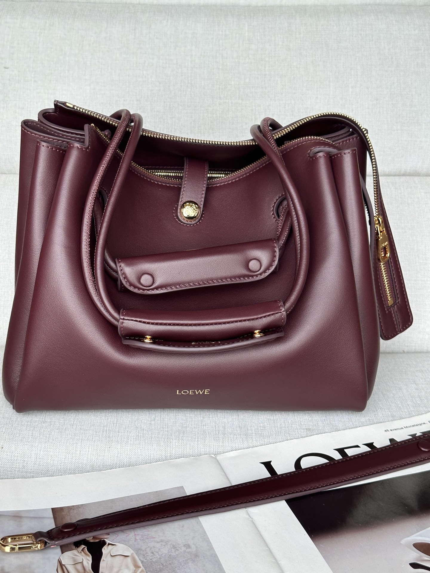 NO:340032,Super Madrid Size: 28.5*11*23cm Burgundy Medium Soft Cowhide Madrid Handbag Madrid has a soft structural trapezoidal shape, with a gusset design, with adjustable handles and Pebble magnetic buckles. This medium version is made of soft cowhide leather. It can be shoulder-mounted, cross-body or hand-mounted Adjustable shoulder straps with leather extension straps Anagram Pebble Magnetic buckle closure, zipper closure Anagram Pebble Metal foot nails Napa Sheepskin Lining, Super Loewe, cowhide, sheepskin19860909特级马德里 尺寸:28.5*11*23cm  酒红 中号柔软牛皮革 Madrid 手袋 Madrid 具有柔软的结构感梯形造型,采用角撑设计,搭配可调节提手和 Pebble 磁扣.此中号版本采用柔软牛皮革制成. 可肩背、斜挎或手提 可调节肩带,搭配皮革延长带 Anagram Pebble 磁扣开合,拉链开合 一个拉链内袋,一个内部卡位 Anagram Pebble 金属脚钉 纳帕羊皮革衬里,特级罗意威,loewe,cowhide,sheepskin,Bag