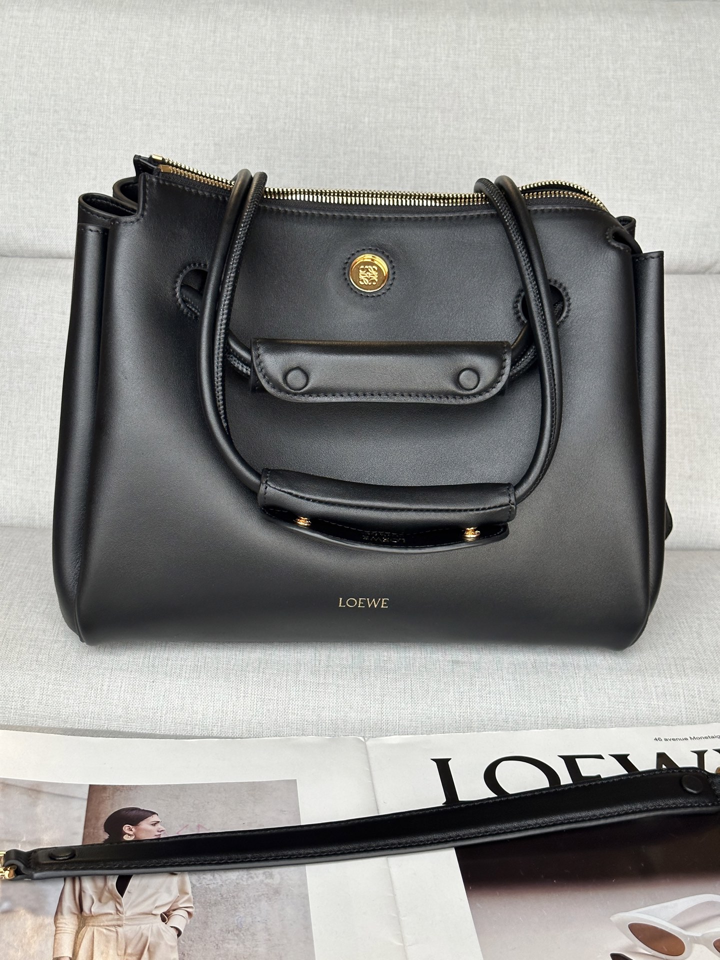 NO:340025,Super Madrid Size: 28.5*11*23cm Black Medium Soft Cowhide Leather Madrid Handbag Madrid has a soft structural trapezoidal shape, with a gusset design, with adjustable handles and Pebble magnetic buckles. This medium version is made of soft cowhide leather. It can be shoulder-mounted, cross-body or hand-mounted Adjustable shoulder straps with leather extension straps Anagram Pebble Magnetic buckle closure, zipper closure Anagram Pebble Metal foot nails Napa Sheepskin Lining, Superior Loewe, cowhide, sheepskin19860909特级 马德里 尺寸:28.5*11*23cm  黑色 中号柔软牛皮革 Madrid 手袋 Madrid 具有柔软的结构感梯形造型,采用角撑设计,搭配可调节提手和 Pebble 磁扣.此中号版本采用柔软牛皮革制成. 可肩背、斜挎或手提 可调节肩带,搭配皮革延长带 Anagram Pebble 磁扣开合,拉链开合 一个拉链内袋,一个内部卡位 Anagram Pebble 金属脚钉 纳帕羊皮革衬里,特级罗意威,loewe,cowhide,sheepskin,Bag