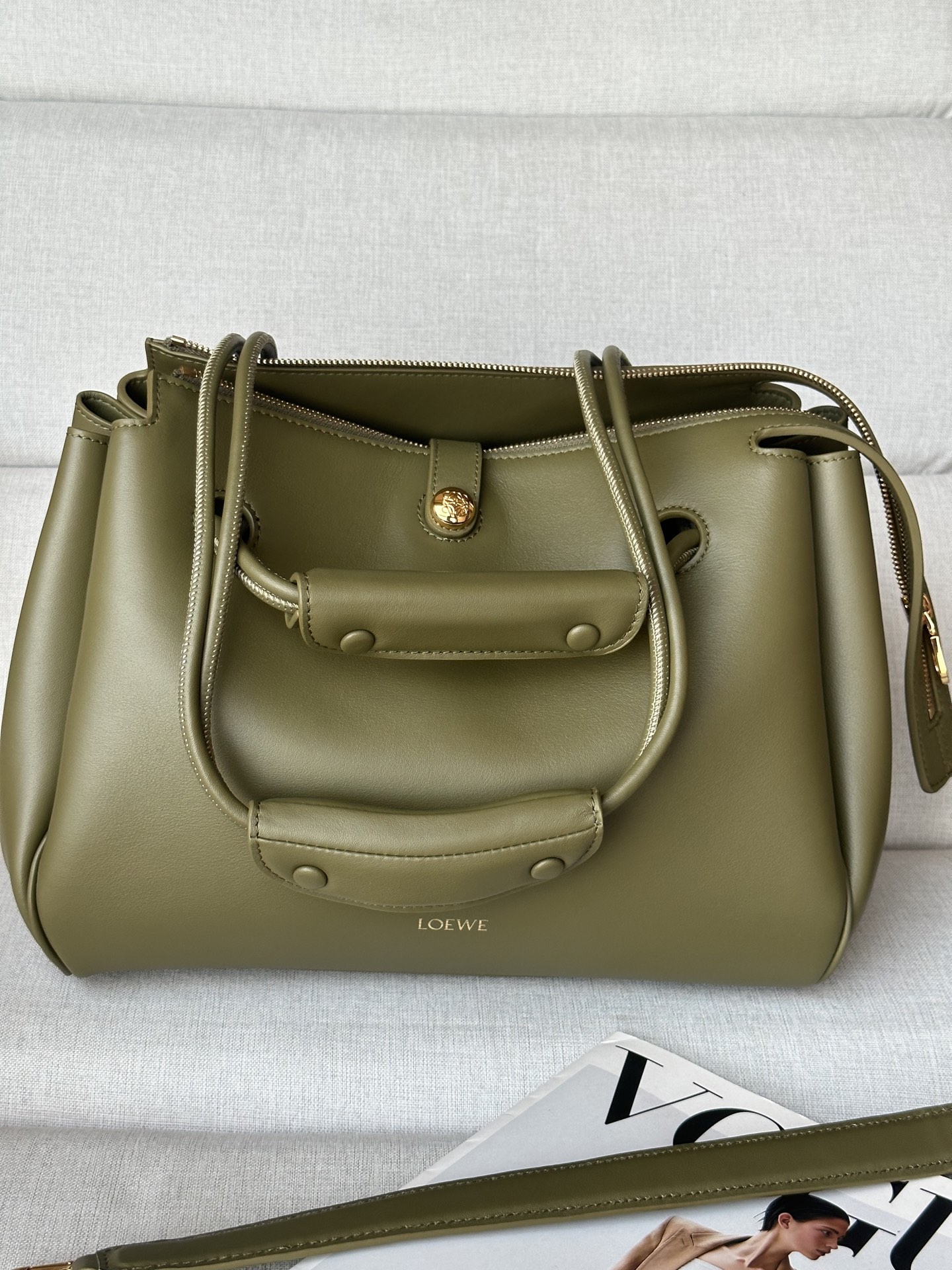 NO:340040,Super Madrid Size: 28.5*11*23cm Olive Green Medium Soft Cowhide Leather Madrid Handbag Madrid has a soft structural trapezoidal shape, with a gusset design, with adjustable handles and Pebble magnetic buckles. This medium version is made of soft cowhide leather. It can be shoulder-mounted, cross-body or hand-mounted Adjustable shoulder straps with leather extension straps Anagram Pebble Magnetic buckle closure, zipper closure Anagram Pebble Metal foot nails Napa sheepskin lining, super Loewe, cowhide, sheepskin19860909特级 马德里 尺寸:28.5*11*23cm  橄榄绿色 中号柔软牛皮革 Madrid 手袋 Madrid 具有柔软的结构感梯形造型,采用角撑设计,搭配可调节提手和 Pebble 磁扣.此中号版本采用柔软牛皮革制成. 可肩背、斜挎或手提 可调节肩带,搭配皮革延长带 Anagram Pebble 磁扣开合,拉链开合 一个拉链内袋,一个内部卡位 Anagram Pebble 金属脚钉 纳帕羊皮革衬里,特级罗意威,loewe,cowhide,sheepskin,Bag