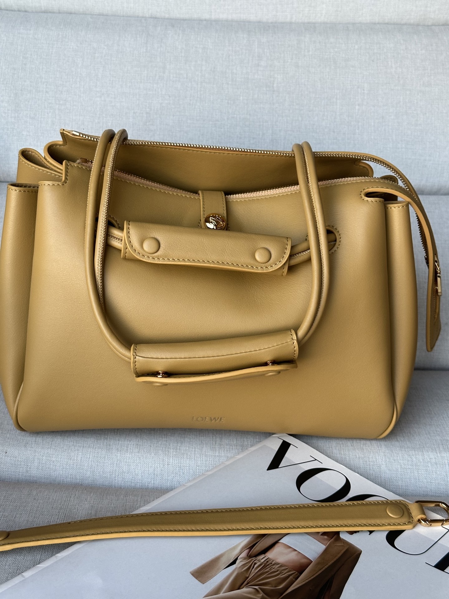 NO:340047,Super Madrid Size: 28.5*11*23cm Warm sand color Medium soft cowhide leather Madrid handbag Madrid has a soft structure trapezoidal shape, with a gusset design, with adjustable handles and Pebble magnetic buckles. This medium version is made of soft cowhide leather. It can be shoulder-mounted, cross-body or hand-mounted Adjustable shoulder straps with leather extension straps Anagram Pebble magnetic buckle closure, zipper closure Anagram Pebble inner pocket, an internal snap Anagram Pebble metal foot nail Napa sheepskin lining, super Loewe, cowhide, sheepskin19860909特级 马德里 尺寸:28.5*11*23cm  暖沙色 中号柔软牛皮革 Madrid 手袋 Madrid 具有柔软的结构感梯形造型,采用角撑设计,搭配可调节提手和 Pebble 磁扣.此中号版本采用柔软牛皮革制成. 可肩背、斜挎或手提 可调节肩带,搭配皮革延长带 Anagram Pebble 磁扣开合,拉链开合 一个拉链内袋,一个内部卡位 Anagram Pebble 金属脚钉 纳帕羊皮革衬里,特级罗意威,loewe,cowhide,sheepskin,Bag