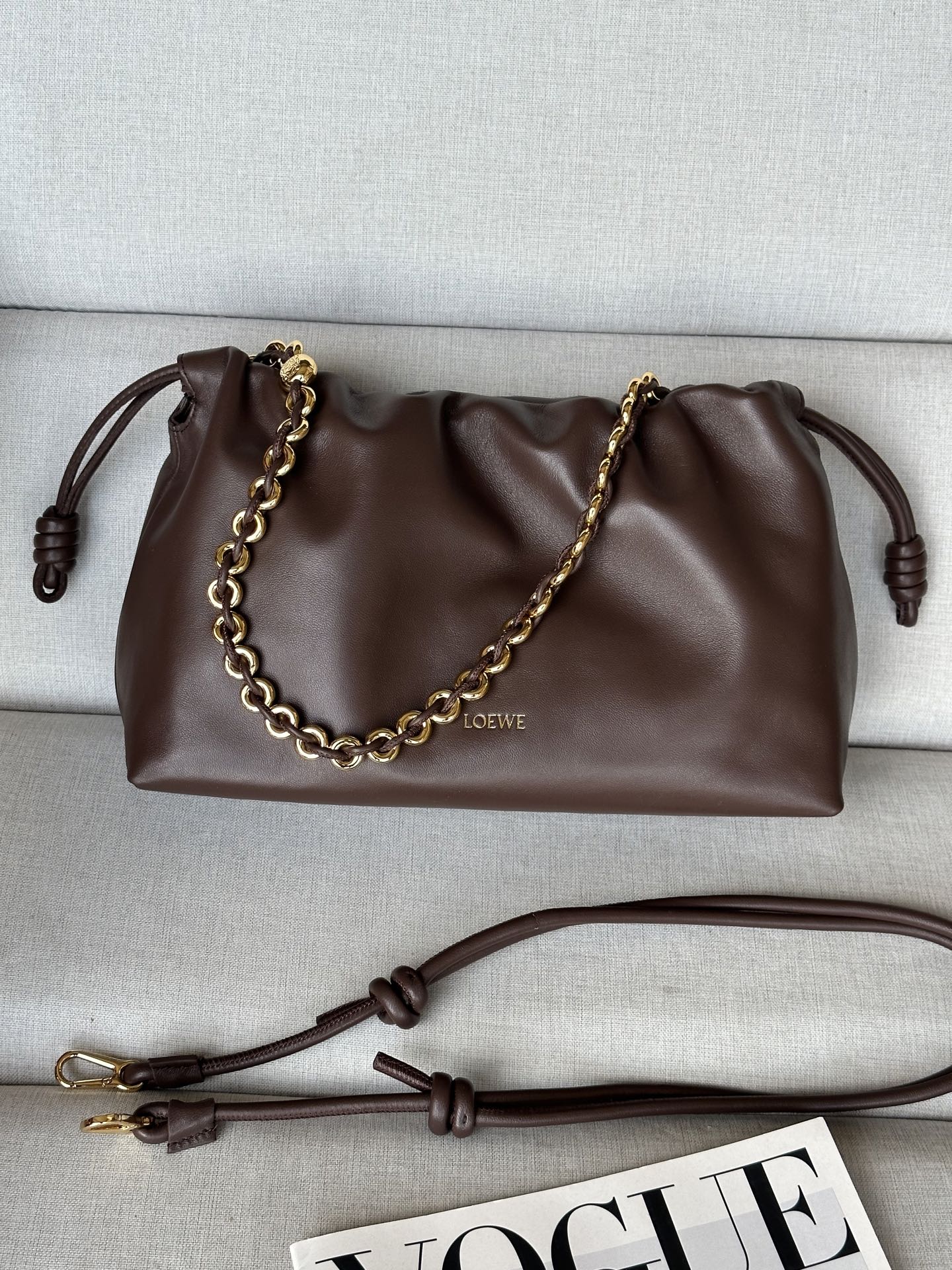 NO:340053,Extra 1774 Chocolate (with metal chain + 1 long shoulder strap) Soft Napa Sheepskin Flamenco Purse Clutch Large 30-10.5-20 Flamenco Purse Handbag is made of wrinkled design, with signature knots on the sides and other key details. The style is stylish and versatile, and can be carried as a clutch, or with a donut chain shoulder strap or with a leather shoulder strap crossbody. This version is made of soft Napa Sheepskin. Shoulder, crossbody or hand-held Removable adjustable leather straps Removable donut chain trim with Anagram Engraved pebble Low-key magnetic buckle closure Suede lining LOEWE gold stamping or silver stamping, special Loewe, loewe, handbag, sheepskin19860909特级 1774 巧克力（配套金屬鏈條+1條長肩帶） 柔软纳帕羊皮革 Flamenco Purse 手拿包 大號30-10.5-20 Flamenco Purse 手袋采用褶皱设计,侧面搭配标志性绳结等关键细节.款式时尚百搭,可作为手拿包携带,亦可搭配甜甜圈链条肩背,或搭配皮革肩带斜挎.此版本采用柔软纳帕羊皮革制成. 可肩背、斜挎或手提 可拆卸可调节皮革肩带 可拆卸甜甜圈链条饰有Anagram 镌刻卵石纹 低调的磁扣开合 绒面革衬里 LOEWE烫金或烫银,特级罗意威,loewe,loewe,handbag,sheepskin,Bag