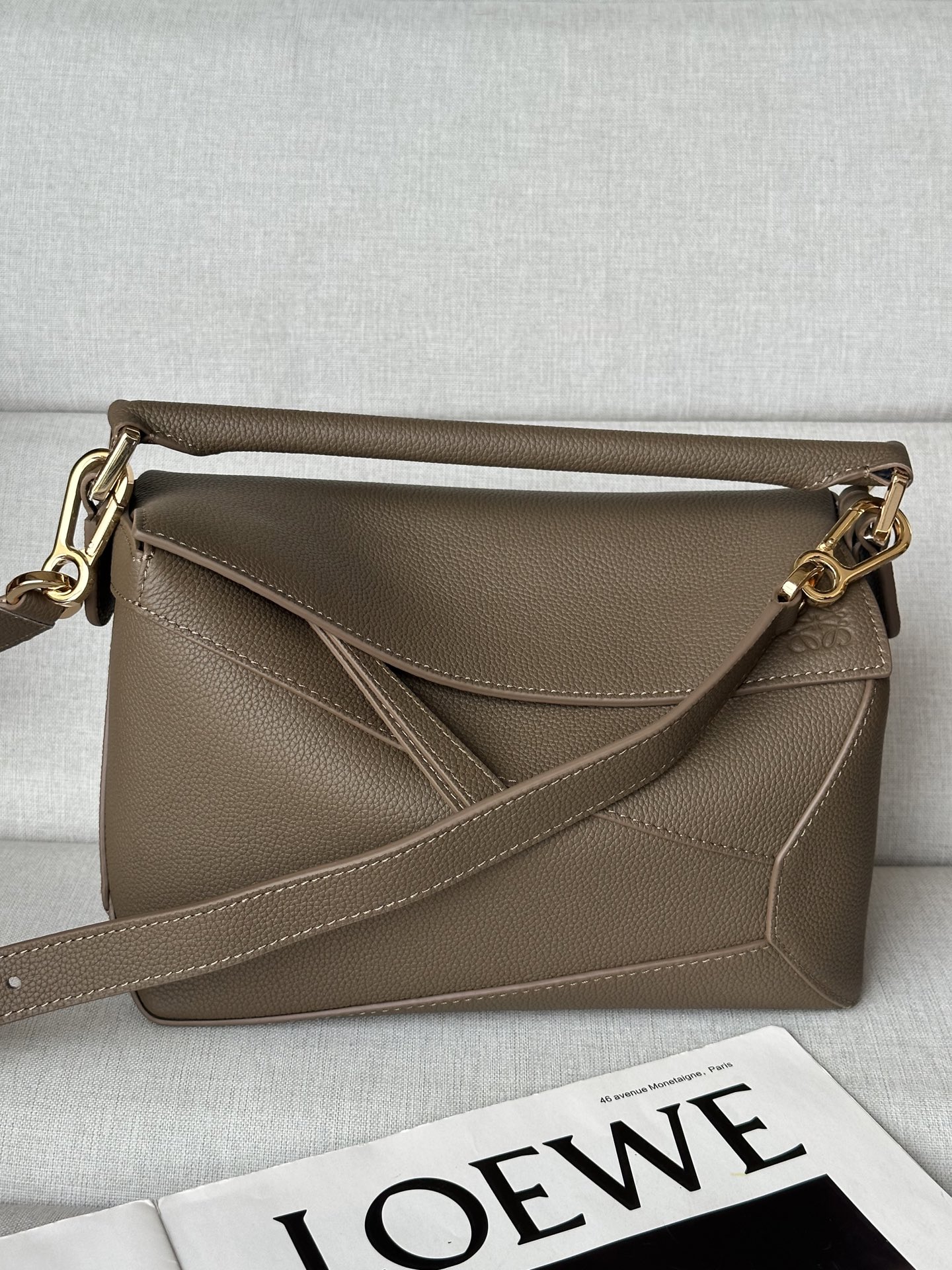 NO:340070,Extra Grade Handbag Small 24cm Taupe Latest version adjustable straps Lo*we debuts debut handbag*Cuboid shape and precise cutting technology create Puzzle’s unique geometric lines* This mini version is made of satin cowhide leather with cage stitching edges Shoulder or crossbody* Adjustable shoulder straps, removable* Zipper closure,* Cowhide Zipper head* Herringbone cotton canvas lining Anagram embossed Model 3001B, Superior Loewe, loewe, cowhide19860909特级 手袋 小号24cm 灰褐色 最新版本肩带可调节 Lo*we推出的首次亮相手提包*长方体形状和精确的切割技术创造了 Puzzle 独特的几何线条*这个迷你版本采用缎面牛皮革制成,带有笼盖缝线边缘 肩背或斜挎*肩带可调节,可拆卸*拉链封口,*牛皮革拉链头*人字纹棉质帆布衬里Anagram 压纹 型号3001B,特级罗意威,loewe,cowhide,Bag