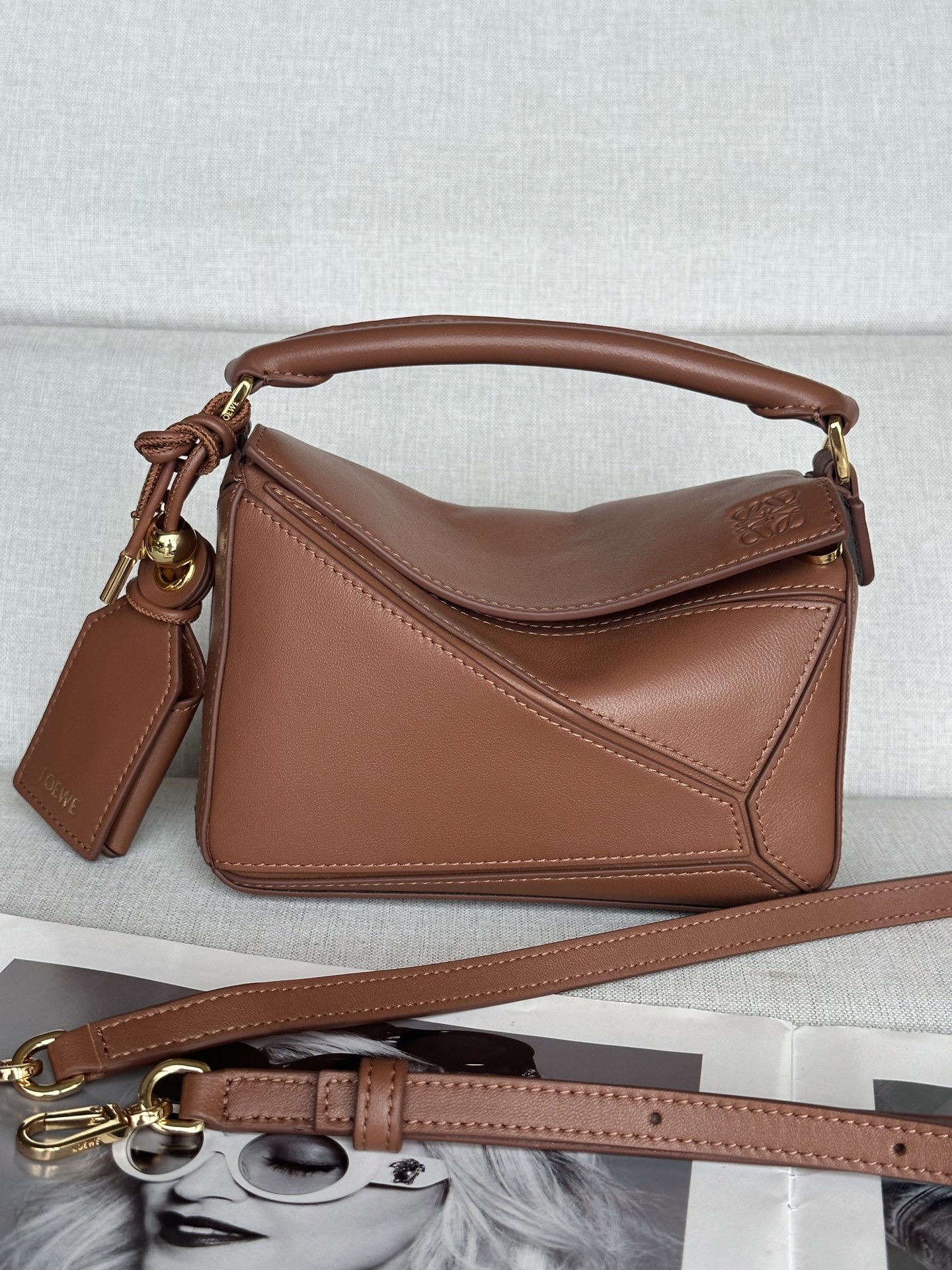 NO:340017,Superior loewe mini Napa sheep leather Featherlight Puzzle handbag Model Featherlight Puzzle outlines rectangular shapes with unique geometric lines. Soft and lightweight Napa leather injects casual and lazy style into the handbag. Shoulder, crossbody or handheld Removable adjustable shoulder straps with rotary snaps, top handle Zipper closure, articulated zipper head Removable LOEWE gold or silver label with secret pockets and balloon dice Rectangular metal foot nails Napa sheep leather lining Anagram embossed, engraved with LOEWE on the inside Size: 17.5*7.5*12.5cm, Superior Loewe, loewe, sheepskin19860909特级 loewe 迷你纳帕羊皮革 Featherlight Puzzle 手袋 型号 Featherlight Puzzle 以别具一格的几何线条勾勒长方体造型.柔软轻盈的纳帕皮革为手袋注入随性慵懒的风格. 可肩背、斜挎或手提 可拆卸可调节肩带饰有旋转卡扣,顶部提手 拉链开合,铰接式拉链头 可拆卸 LOEWE 烫金或烫银标签,饰有隐秘口袋和气球骰子 长方形金属脚钉 纳帕羊皮革衬里 Anagram 压纹、饰牌内侧刻有 LOEWE 尺寸:17.5*7.5*12.5cm,特级罗意威,loewe,loewe,sheepskin,Bag