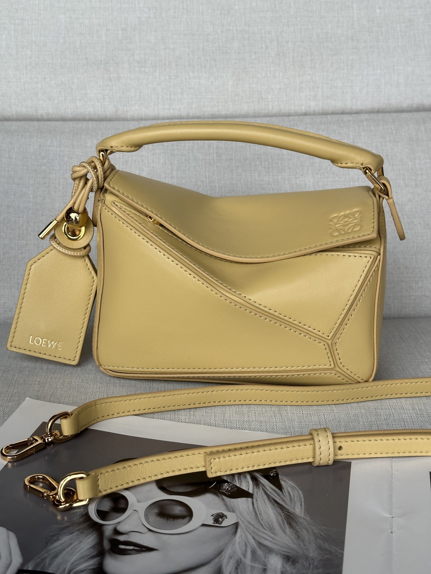 NO:670898,Premium original leather loewe mini nappa sheep leather Featherlight Puzzle handbag model Featherlight Puzzle outlines a cuboid shape with unique geometric lines. The soft and lightweight nappa leather injects a casual and lazy style into the handbag. Can be carried on the shoulder, crossbody or handheld Detachable and adjustable shoulder strap decorated with rotating buckle, top handle Zipper closure, hinged zipper puller Detachable LOEWE  Hot stamping or silvering label, decorated with secret pockets and balloon dice Rectangular metal feet Nappa sheep leather lining Anagram embossed, plaque engraved on the inside LOEWE Size: 17.5*7.5*12.5cm, premium LOEWE, loewe, loewe, sheepskin19860909特级 原厂皮 loewe 迷你纳帕羊皮革 Featherlight Puzzle 手袋 型号 Featherlight Puzzle 以别具一格的几何线条勾勒长方体造型.柔软轻盈的纳帕皮革为手袋注入随性慵懒的风格. 可肩背、斜挎或手提 可拆卸可调节肩带饰有旋转卡扣,顶部提手 拉链开合,铰接式拉链头 可拆卸 LOEWE 烫金或烫银标签,饰有隐秘口袋和气球骰子 长方形金属脚钉 纳帕羊皮革衬里 Anagram 压纹、饰牌内侧刻有 LOEWE 尺寸:17.5*7.5*12.5cm,特级罗意威,loewe,loewe,sheepskin,Bag
