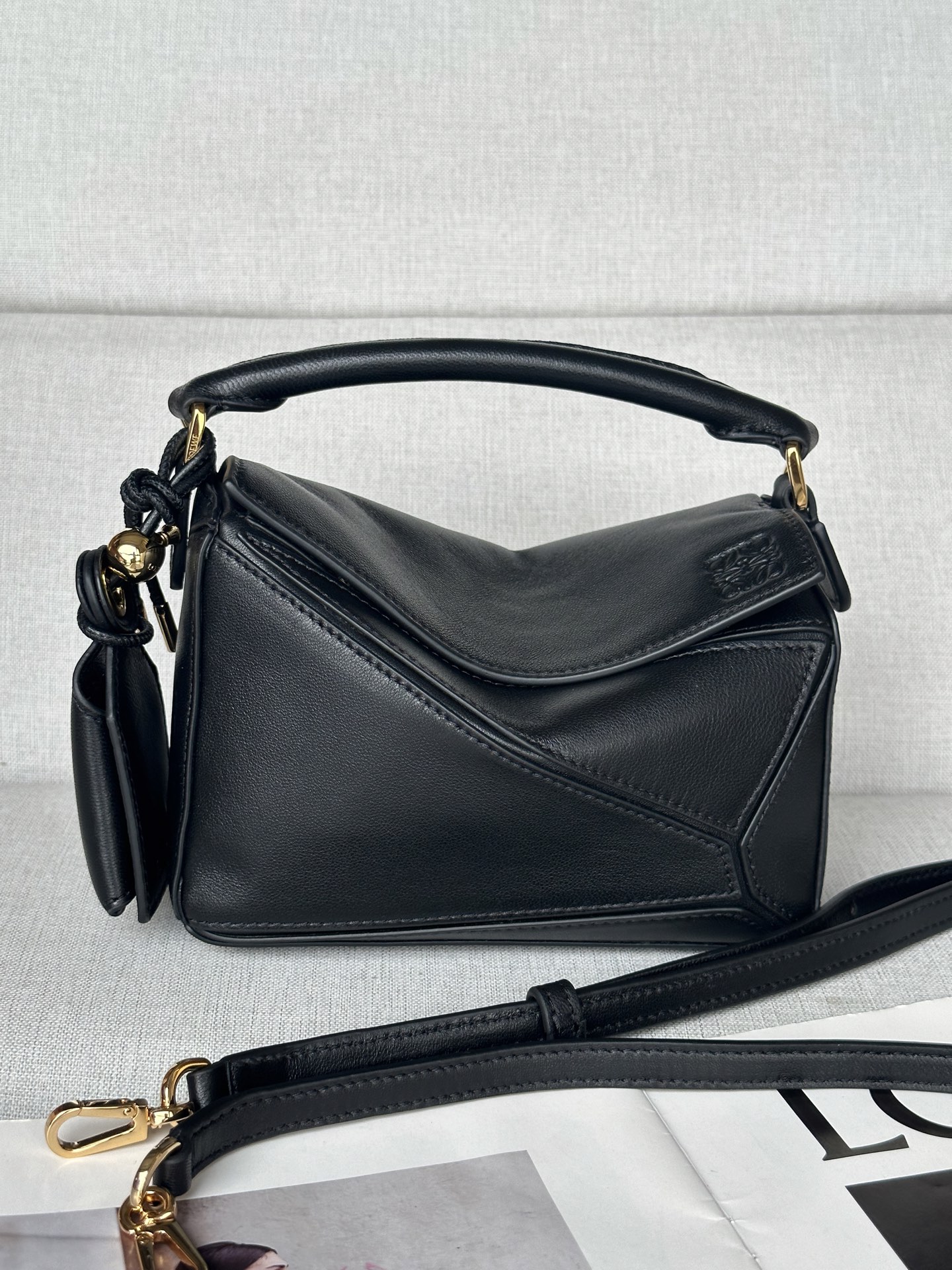 NO:670902,Premium original leather loewe mini nappa sheep leather Featherlight Puzzle handbag model Featherlight Puzzle outlines a cuboid shape with unique geometric lines. The soft and lightweight nappa leather injects a casual and lazy style into the handbag. Can be carried on the shoulder, crossbody or handheld Detachable and adjustable shoulder strap decorated with rotating buckle, top handle Zipper closure, hinged zipper puller Detachable LOEWE  Hot stamping or silvering label, decorated with secret pockets and balloon dice Rectangular metal feet Nappa sheep leather lining Anagram embossed, plaque engraved on the inside LOEWE Size: 17.5*7.5*12.5cm, premium LOEWE, loewe, loewe, sheepskin19860909特级 原厂皮 loewe 迷你纳帕羊皮革 Featherlight Puzzle 手袋 型号 Featherlight Puzzle 以别具一格的几何线条勾勒长方体造型.柔软轻盈的纳帕皮革为手袋注入随性慵懒的风格. 可肩背、斜挎或手提 可拆卸可调节肩带饰有旋转卡扣,顶部提手 拉链开合,铰接式拉链头 可拆卸 LOEWE 烫金或烫银标签,饰有隐秘口袋和气球骰子 长方形金属脚钉 纳帕羊皮革衬里 Anagram 压纹、饰牌内侧刻有 LOEWE 尺寸:17.5*7.5*12.5cm,特级罗意威,loewe,loewe,sheepskin,Bag