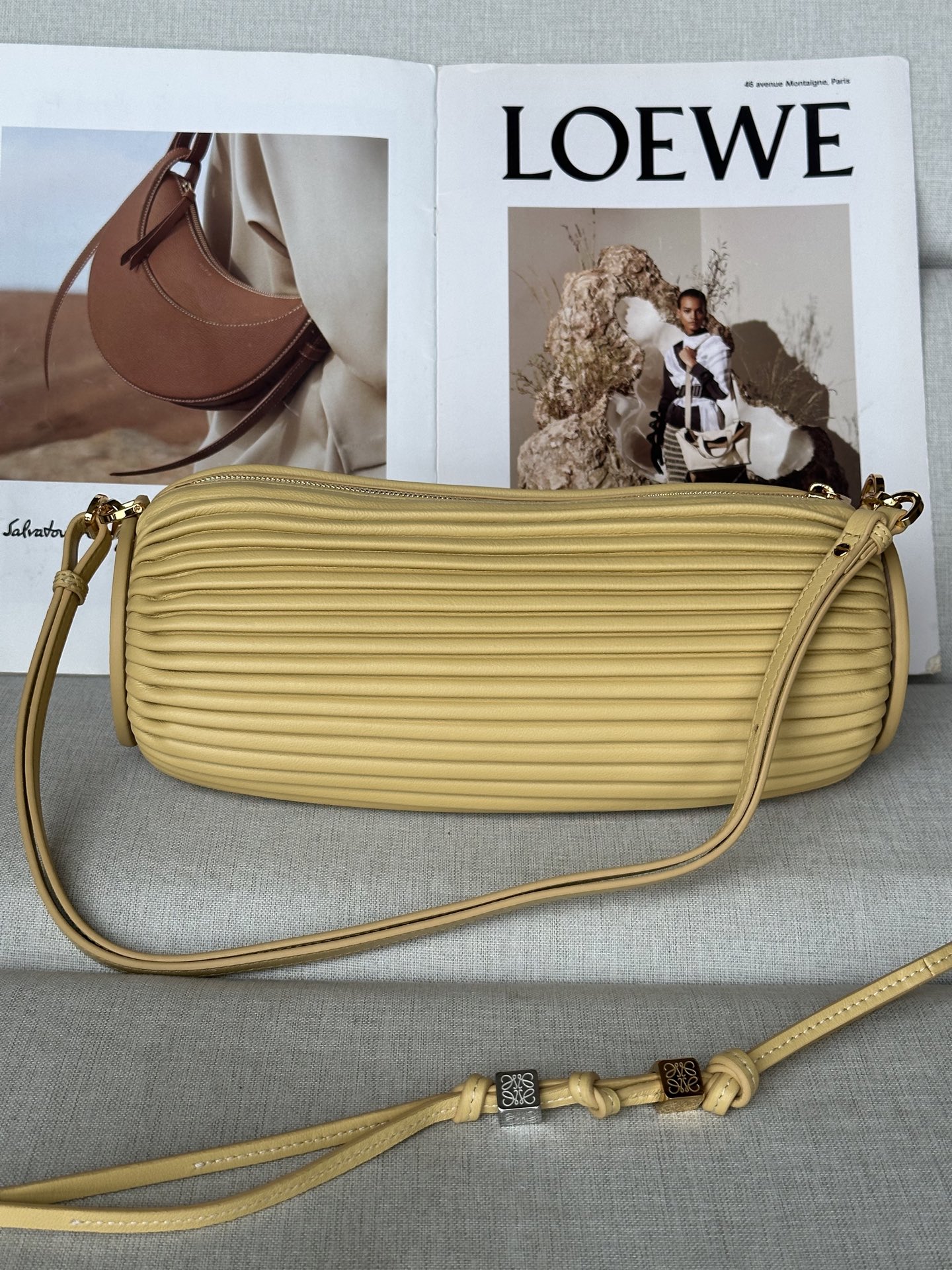 NO:339920,Extra Grade Pleated Napa Leather Bracelet Bag 9751 Color: Butter This multi-purpose tubular bag is made of pleated Napa Sheepskin and can be converted to bracelet. Embossed sheepskin trim at both ends. Removable adjustable straps, snap-locking Zipper closure with same-stained pull-out head Unlined Anagram Embossed 25-10-10, Extra Grade Loewe, bracelet, sheepskin19860909特级 褶皱纳帕皮革手链小包 9751 颜色:黄油 这款多功能管状小包采用褶皱纳帕羊皮革制成,可转换为手链佩戴. 两端都饰有压纹羊皮革饰板. 可拆卸可调节带子,按扣固定 拉链开合,带同色拉头 无衬里 Anagram 压纹 25-10-10,特级罗意威,loewe,bracelet,sheepskin,Bag