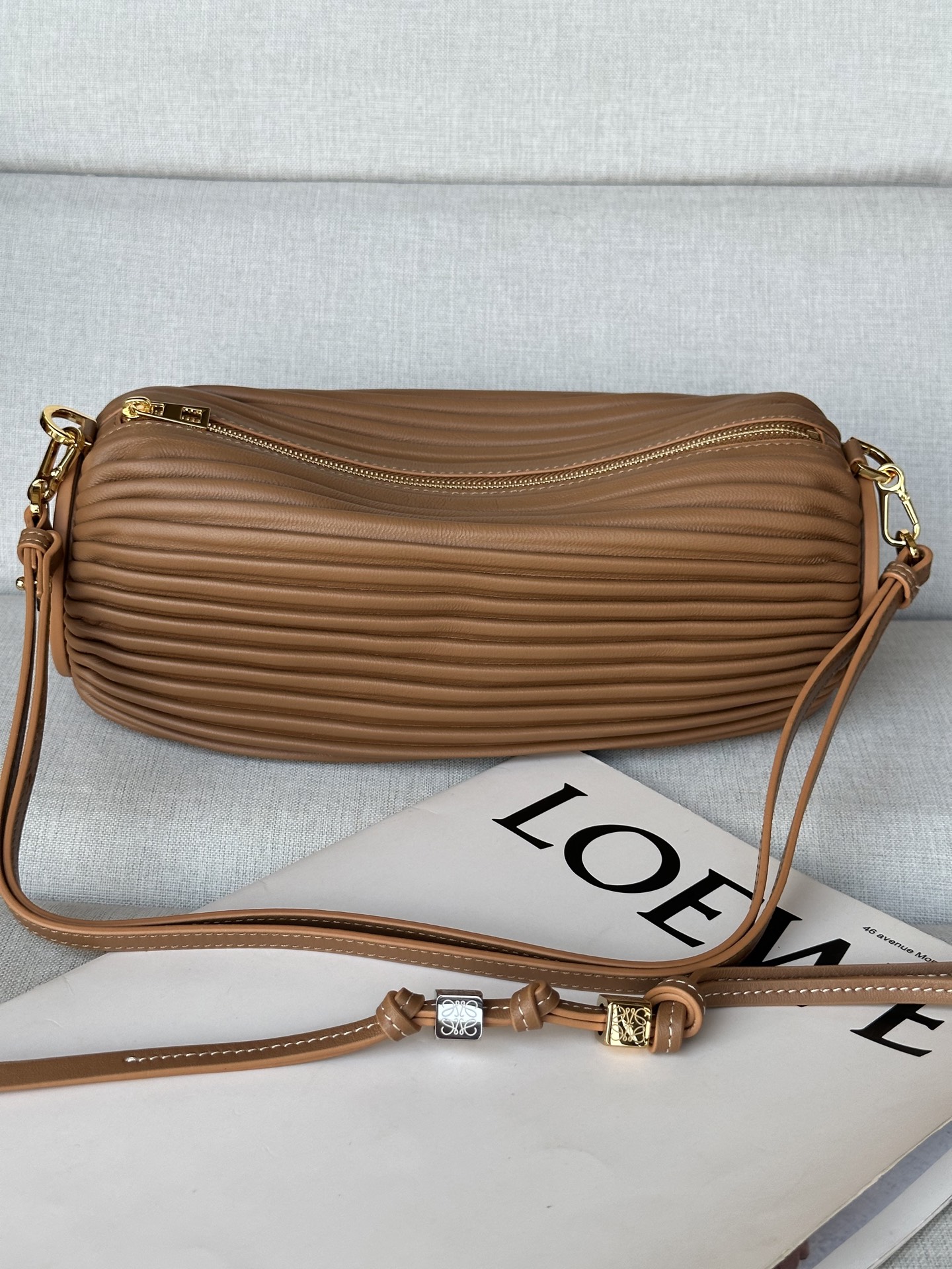 NO:339928,Extra Grade Pleated Napa Leather Bracelet Bag 9751 Color: Warm Brown This multi-purpose tubular bag is made of pleated Napa Sheepskin, which can be converted to bracelet. Embossed sheepskin trim is decorated with both ends. Removable adjustable straps, snap-button fixing Zipper closure with same-stained pull-out head Unlined Anagram Embossed 25-10-10, Extra Grade Loewe, bracelet, sheepskin19860909特级 褶皱纳帕皮革手链小包 9751 颜色:暖棕 这款多功能管状小包采用褶皱纳帕羊皮革制成,可转换为手链佩戴. 两端都饰有压纹羊皮革饰板. 可拆卸可调节带子,按扣固定 拉链开合,带同色拉头 无衬里 Anagram 压纹 25-10-10,特级罗意威,loewe,bracelet,sheepskin,Bag