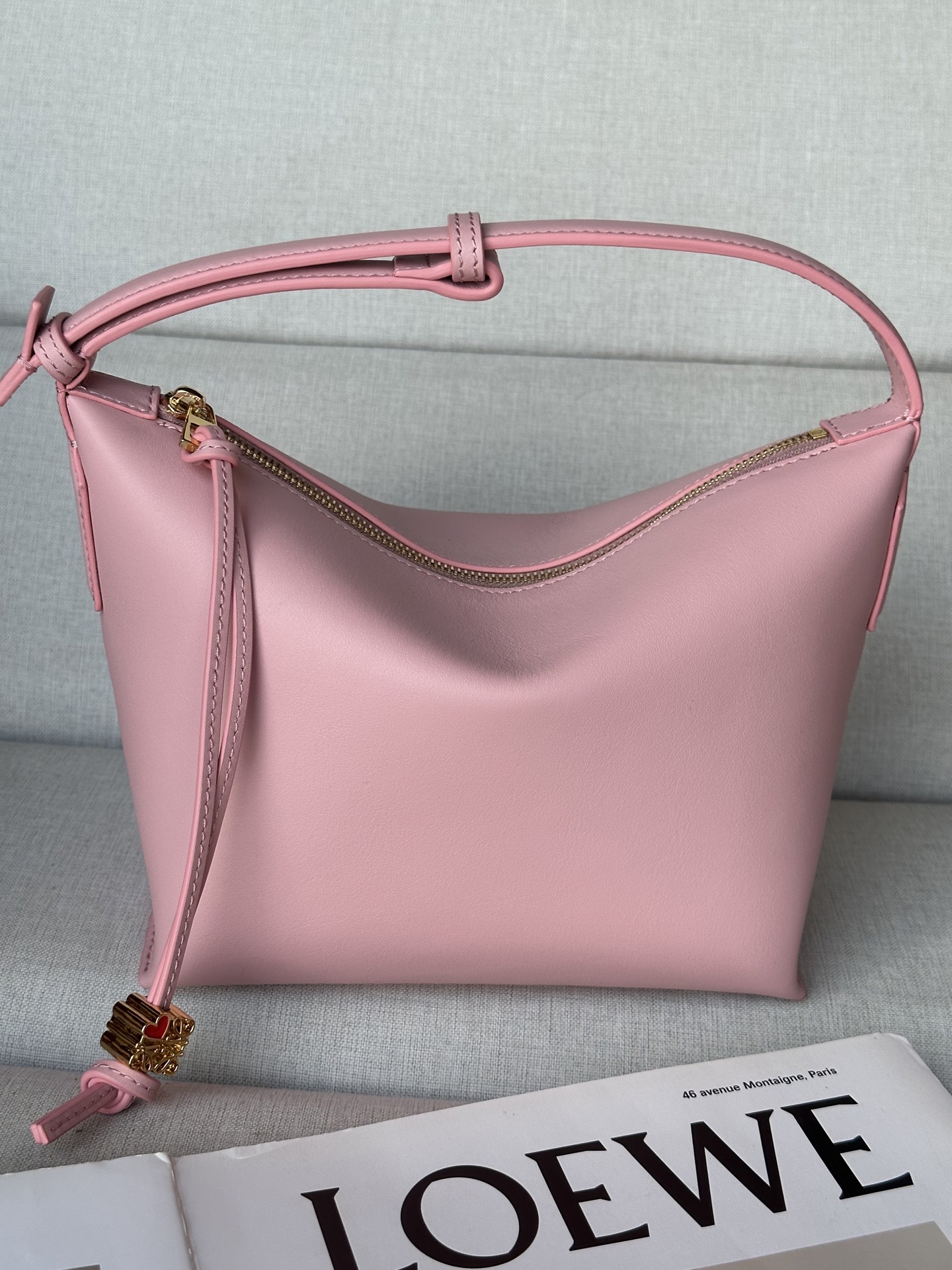 NO:339888,Special New Leather Bento Bag Love][Love][Love][Love] Limited Model 5201 Napa Cowhide Leather Handbag* is a spacious shoulder bag* with cowhide base and soft body [Fireworks] This smaller version is made of Napa Cowhide Leather, including heart-shaped dice on the zipper head.* Shoulder back or hand hold* Adjustable shoulder strap* Zipper closure, cowhide zipper head* Interior insert bag* Herringbone cotton canvas lining Anagram embossed size21-17-12.5, super Loewe, cowhide19860909特级  新款皮质 便当包 爱心][爱心][爱心]限量款 型号5201 纳帕牛皮革手袋*是一款宽敞的肩包*带有牛皮革底座和柔软的包身[烟花]这个更小尺寸的版本采用纳帕牛皮革制成,包括了拉链头上的心形骰子.*肩背或手拿*可调节肩带*拉链封口,牛皮革拉链头*内部插袋*人字纹棉帆布衬里 Anagram 压纹 size21-17-12.5,特级罗意威,loewe,cowhide,Bag