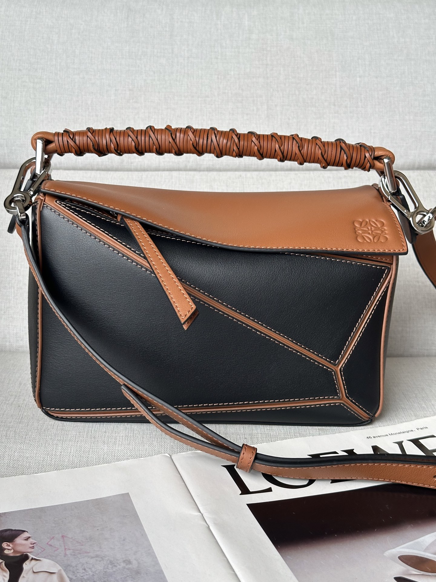 NO:339934,Extra-grade black brown loewe puzzle classic woven hand strap is more distinctive and unforgettable at first sight Model 3001A uses imported Spanish calf leather with soft and soft texture [strong]. The leather is precisely cut to make it foldable naturally, and can be carried and obliquely back (multiple usage) long shoulder straps can be detached and removable textile lining Small 24-14-11, special Loewe, loewe, loewe, cowhide19860909特级 黑棕色 loewe puzzle经典编织的手提带更具特色,让人一见难忘 型號3001A 采用进口西班牙小牛皮皮质软及绵感超[强].皮料精确切割使它可自然折叠,可手提可斜背（多种用法）长肩带可拆卸纺织内衬 小号24-14-11,特级罗意威,loewe,loewe,cowhide,Bag