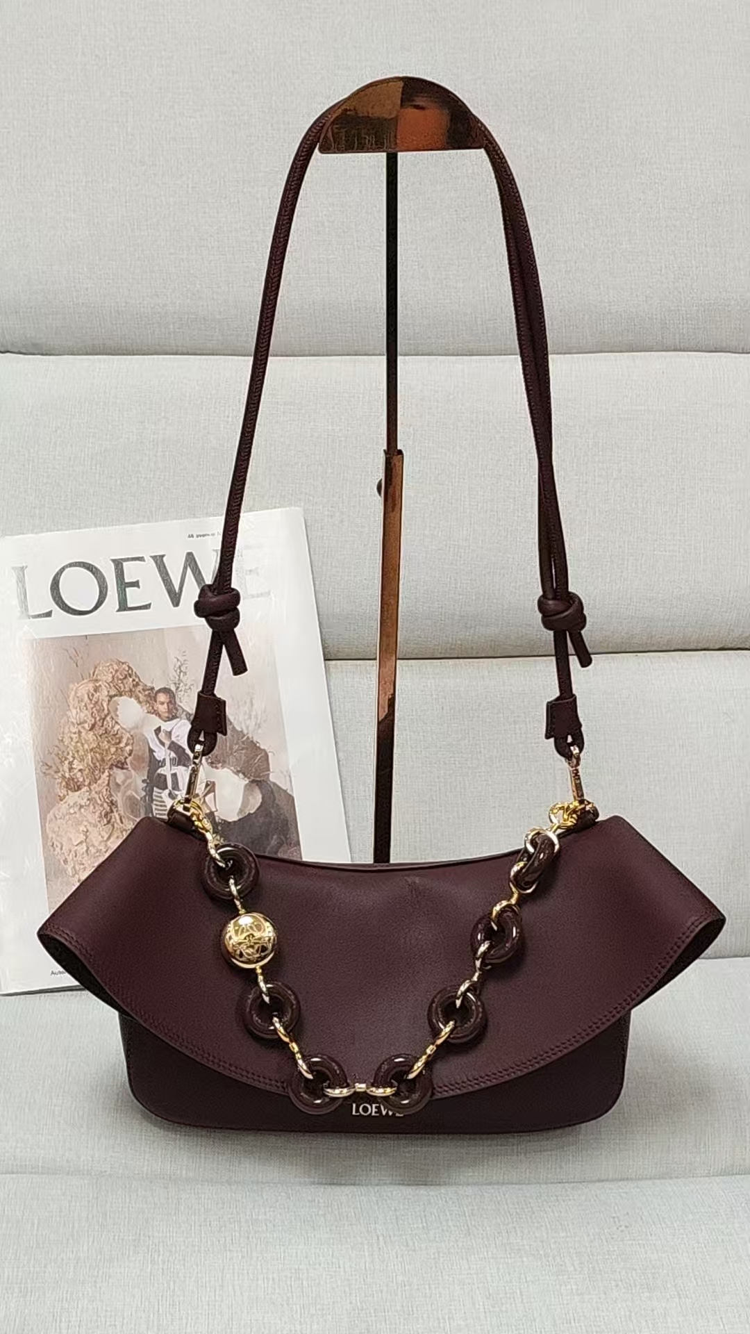 NO:617928,Premium loewe model 7019 burgundy size 26-18-13 Ola is a soft, lightweight and versatile summer bag with a curved body, a smooth flap and a stylish donut chain strap. The medium version is made of smooth calfskin. Detachable tubular calfskin shoulder strap, detachable donut chain flap One inner pocket LOEWE hot stamping, engraved Anagram Sand smooth calfskin Shoulder strap length 37/97-61 cm Shoulder strap length 15/31-56 cm, premium Loewe, loewe, loewe, cowhide19860909特级 loewe 型号7019 酒紅 尺寸26-18-13 Ola 是柔軟輕巧且靈活百搭的夏季包款,採用弧形包身、線條流暢的翻蓋和時尚甜甜圈鍊帶.中型版本以平滑小牛皮製成. 可拆式管狀小牛皮肩帶,可拆式甜甜圈鍊帶 翻蓋 一個內袋 LOEWE 燙金,鐫刻 Anagram 沙色 光滑小牛皮 肩背帶長度 37/97-61 cm 肩帶長度 15/31-56 cm,特级罗意威,loewe,loewe,cowhide,Bag