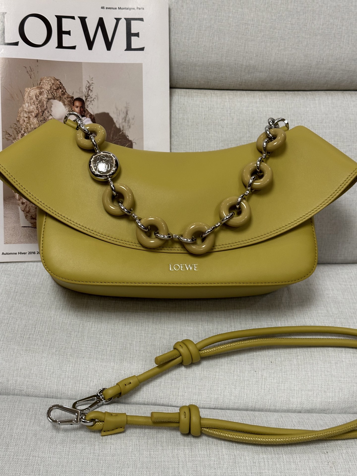 NO:341155,Extra loewe Model 7019 Size 26-18-13 Ola is a soft, lightweight and flexible summer bag with curved body, smooth lined flip and stylish donut chain strap. The medium version is made of smooth calfskin. Removable tubular calfskin strap, removable donut chain strap Flip One inner bag LOEWE gold stamping, engraved Anagram sandy smooth calfskin shoulder strap length 37/97-61 cm strap length 15/31-56 cm, Extra Loewe, loewe, loewe, cowhide19860909特级 loewe 型号7019 尺寸26-18-13 Ola 是柔軟輕巧且靈活百搭的夏季包款,採用弧形包身、線條流暢的翻蓋和時尚甜甜圈鍊帶.中型版本以平滑小牛皮製成. 可拆式管狀小牛皮肩帶,可拆式甜甜圈鍊帶 翻蓋 一個內袋 LOEWE 燙金,鐫刻 Anagram 沙色 光滑小牛皮 肩背帶長度 37/97-61 cm 肩帶長度 15/31-56 cm,特级罗意威,loewe,loewe,cowhide,Bag