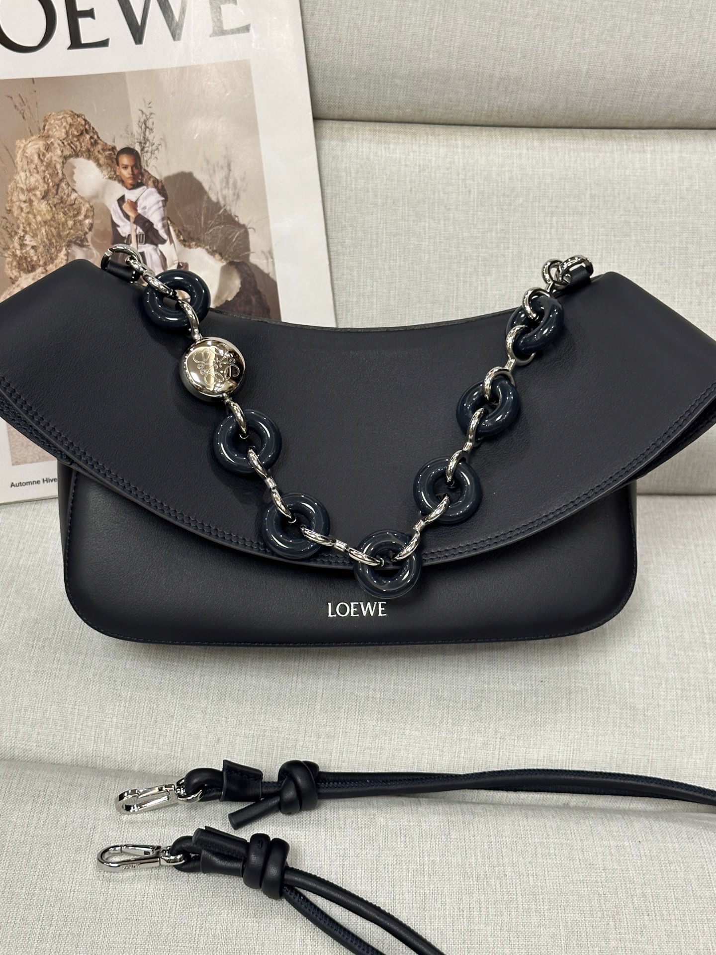 NO:617926,Premium loewe model 7019 dark blue size 26-18-13 Ola is a soft, lightweight and versatile summer bag with a curved body, a smooth flap and a stylish donut chain strap. The medium version is made of smooth calfskin. Detachable tubular calfskin shoulder strap, detachable donut chain strap flap One inner pocket LOEWE hot stamping, engraved Anagram Sand smooth calfskin Shoulder strap length 37/97-61 cm Shoulder strap length 15/31-56 cm, premium Loewe, loewe, loewe, cowhide19860909特级 loewe 型号7019 深蓝 尺寸26-18-13 Ola 是柔軟輕巧且靈活百搭的夏季包款,採用弧形包身、線條流暢的翻蓋和時尚甜甜圈鍊帶.中型版本以平滑小牛皮製成. 可拆式管狀小牛皮肩帶,可拆式甜甜圈鍊帶 翻蓋 一個內袋 LOEWE 燙金,鐫刻 Anagram 沙色 光滑小牛皮 肩背帶長度 37/97-61 cm 肩帶長度 15/31-56 cm,特级罗意威,loewe,loewe,cowhide,Bag