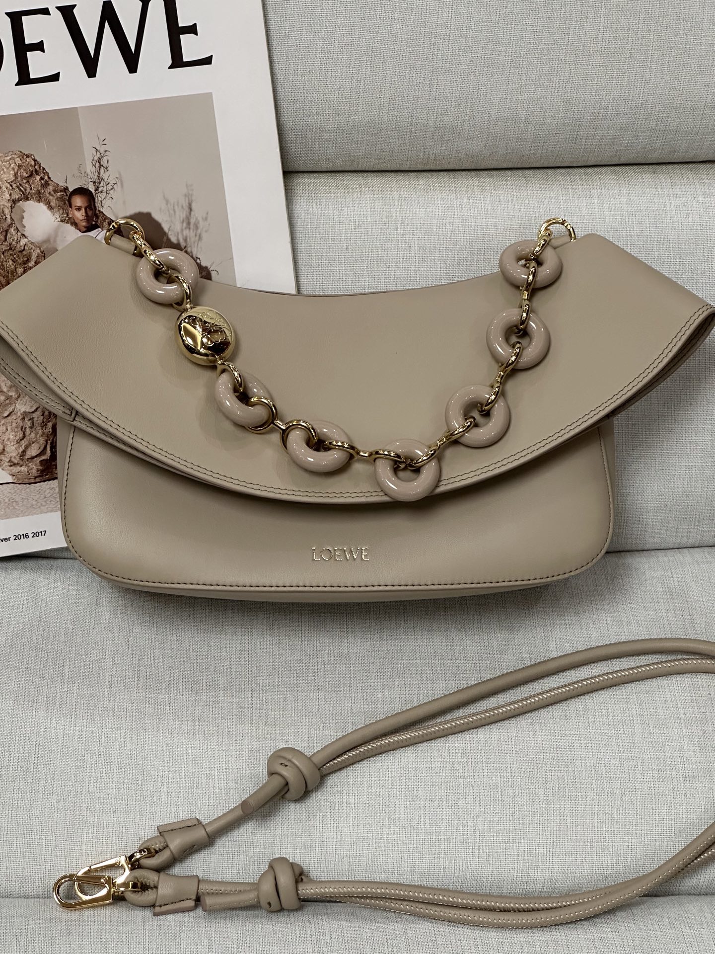 NO:617933,Premium Loewe Model 7019 Sand Size 26-18-13 Ola is a soft, lightweight and versatile summer bag with a curved body, a smooth flap and a stylish donut chain strap. Medium version in smooth calfskin. Detachable tubular calfskin shoulder strap, detachable donut chain flap One inner pocket LOEWE hot stamping, engraved Anagram Sand Smooth Calfskin Shoulder strap length 37/97-61 cm Shoulder strap length 15/31-56 cm, premium Loewe, loewe, loewe, cowhide19860909特级 loewe 型号7019 砂色 尺寸26-18-13 Ola 是柔軟輕巧且靈活百搭的夏季包款,採用弧形包身、線條流暢的翻蓋和時尚甜甜圈鍊帶.中型版本以平滑小牛皮製成. 可拆式管狀小牛皮肩帶,可拆式甜甜圈鍊帶 翻蓋 一個內袋 LOEWE 燙金,鐫刻 Anagram 沙色 光滑小牛皮 肩背帶長度 37/97-61 cm 肩帶長度 15/31-56 cm,特级罗意威,loewe,loewe,cowhide,Bag