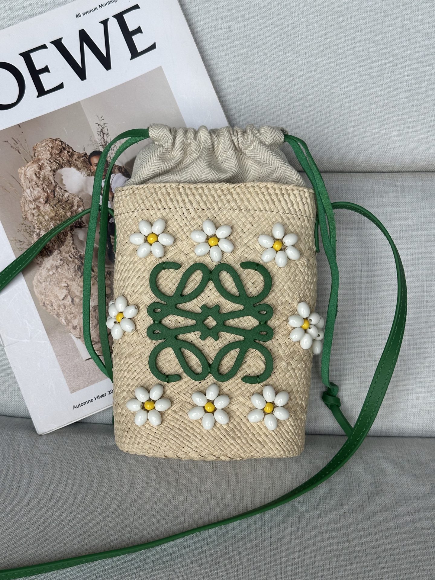 NO:341086,Special grade straw woven romantic, encounter Rafite mobile phone bag 921A tropical green The summer wind blows freshness and freedom, just like this Rafite mobile phone bag, perfectly blending nature and fashion. It is woven with delicate Rafite, with the breath of sunshine and grass. The bag is decorated with small daisy decoration, pure and playful, and each one seems to tell the story of the pastoral. The iconic green pattern is the finishing touch, unique and eye-catching. Paired with fresh green shoulder straps and carried on your body, whether you are strolling on the street or going to a beach date, it can easily become the focus. It is small, just fits your phone, keys, and change, which is light and practical. Put the tenderness and comfort of summer into this Rafite mobile phone bag and start your romantic journey~, special grade Luo Yiwei, loewe, espadrilles19860909特级 草编浪漫,邂逅拉菲草手机包 921A热带绿色 夏日的风,吹来了清新与自由,就像这款拉菲草手机包,将自然与时尚完美融合. 它以细腻拉菲草编织而成,带着阳光与草地的气息.包身点缀着小巧的雏菊装饰,纯洁又俏皮,每一朵都像是在诉说着田园的故事.标志性的绿色图案,更是点睛之笔,独特又吸睛. 搭配上清新的绿色肩带,背在身上,无论是漫步在街头,还是奔赴一场海边约会,都能轻松成为焦点.小小的它,刚好装下手机、钥匙、零钱,轻便又实用. 把夏日的温柔与惬意都装进这只拉菲草手机包,开启属于你的浪漫之旅吧~,特级罗意威,loewe,espadrilles,Bag