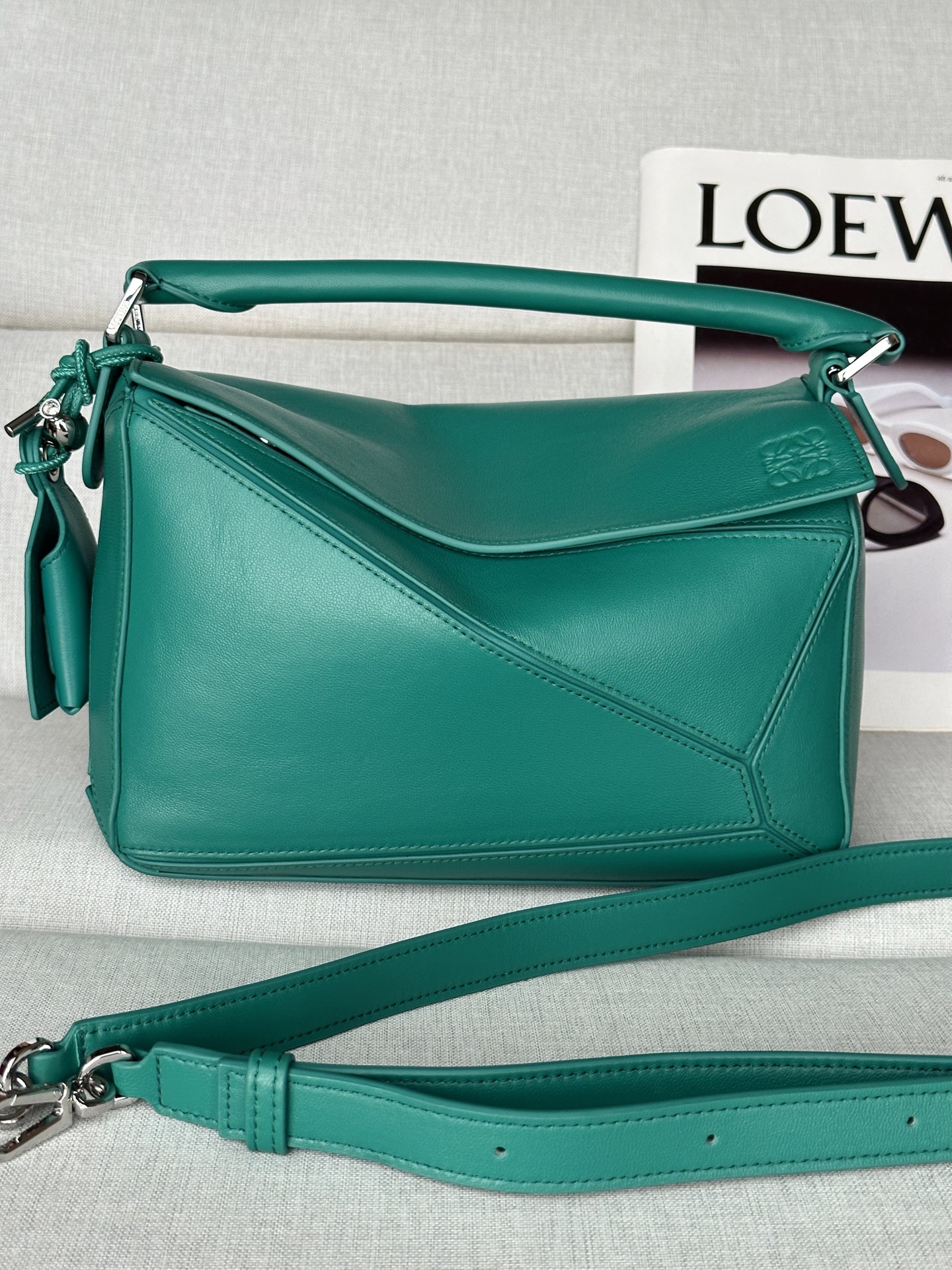 NO:341213,Extra 3007 Emerald Green (10th Anniversary Edition) Small Napa Sheep Leather Featherlight Puzzle Handbag Featherlight Puzzle Handbag Featherlight Puzzle Injects a rectangular shape with unique geometric lines. Soft and light Napa leather injects casual and lazy style into the handbag. Shoulder, crossbody or carry Removable adjustable shoulder straps with rotary snaps Zip closure, articulated zipper head One external zipper rear pocket, one internal insert bag Removable LOEWE gold or silver label with secret pocket and balloon dice Rectangular metal foot nails Napa Sheep Leather lining Anagram embossed, decorative internal engraving  LOEWE size: 24*10.5*16.5cm, special grade Luo Yiwei, loewe, loewe, sheepskin19860909特级 新品 3007 翡翠绿色（10周年纪念版本） 小号纳帕羊皮革 Featherlight Puzzle 手袋 Featherlight Puzzle 以别具一格的几何线条勾勒长方体造型.柔软轻盈的纳帕皮革为手袋注入随性慵懒的风格. 可肩背、斜挎或手提 可拆卸可调节肩带,饰有旋转卡扣 拉链开合,铰接式拉链头 一个外部拉链后袋,一个内部插袋 可拆卸 LOEWE 烫金或烫银标签,饰有隐秘口袋和气球骰子 长方形金属脚钉 纳帕羊皮革衬里 Anagram 压纹、饰牌内部镌刻 LOEWE尺寸:24*10.5*16.5cm,特级罗意威,loewe,loewe,sheepskin,Bag